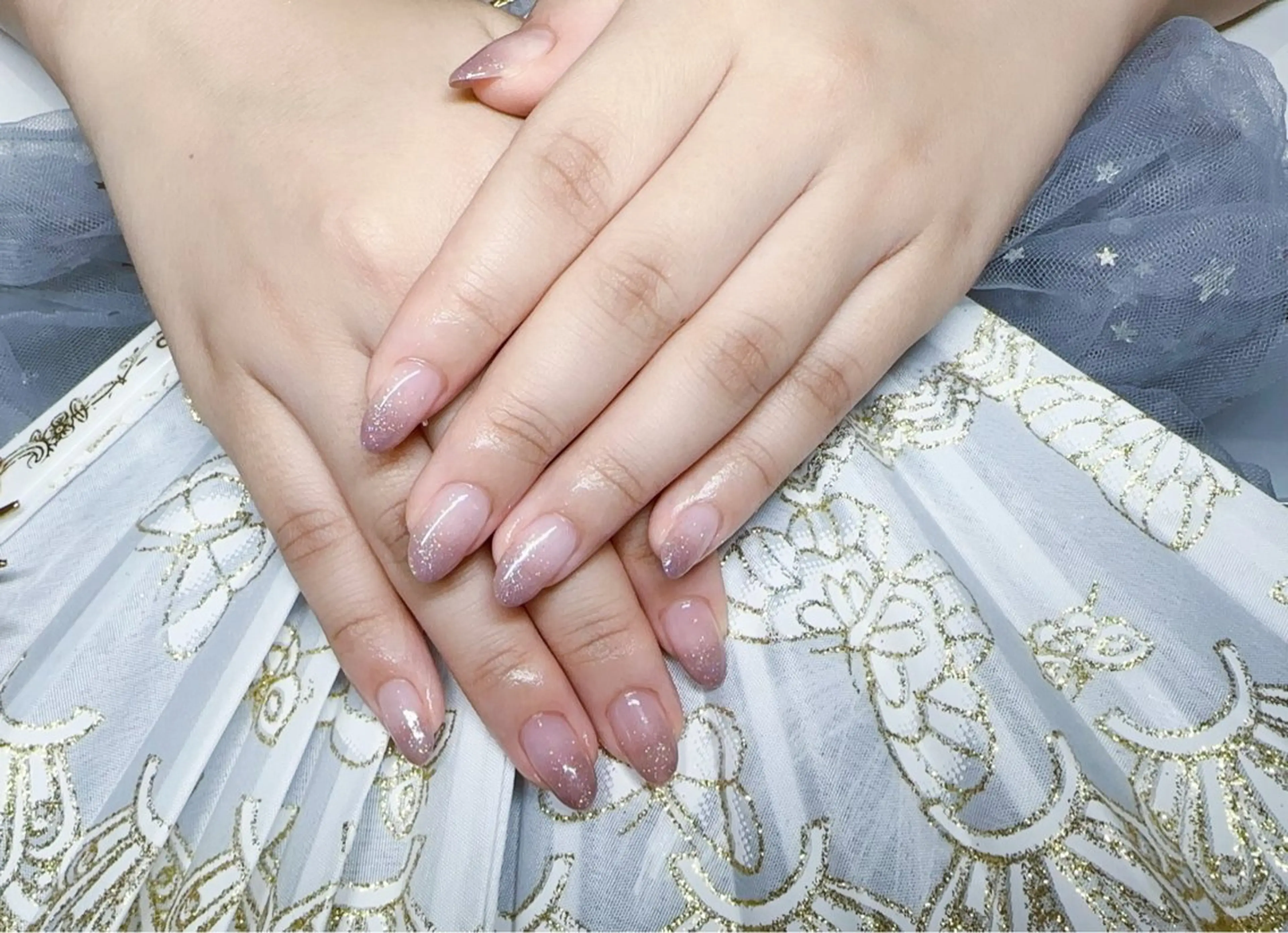 【ジェル初回オフ無料】ホロ・カラー•ラメグラテーション(ミニパーツ2個付き)の写真