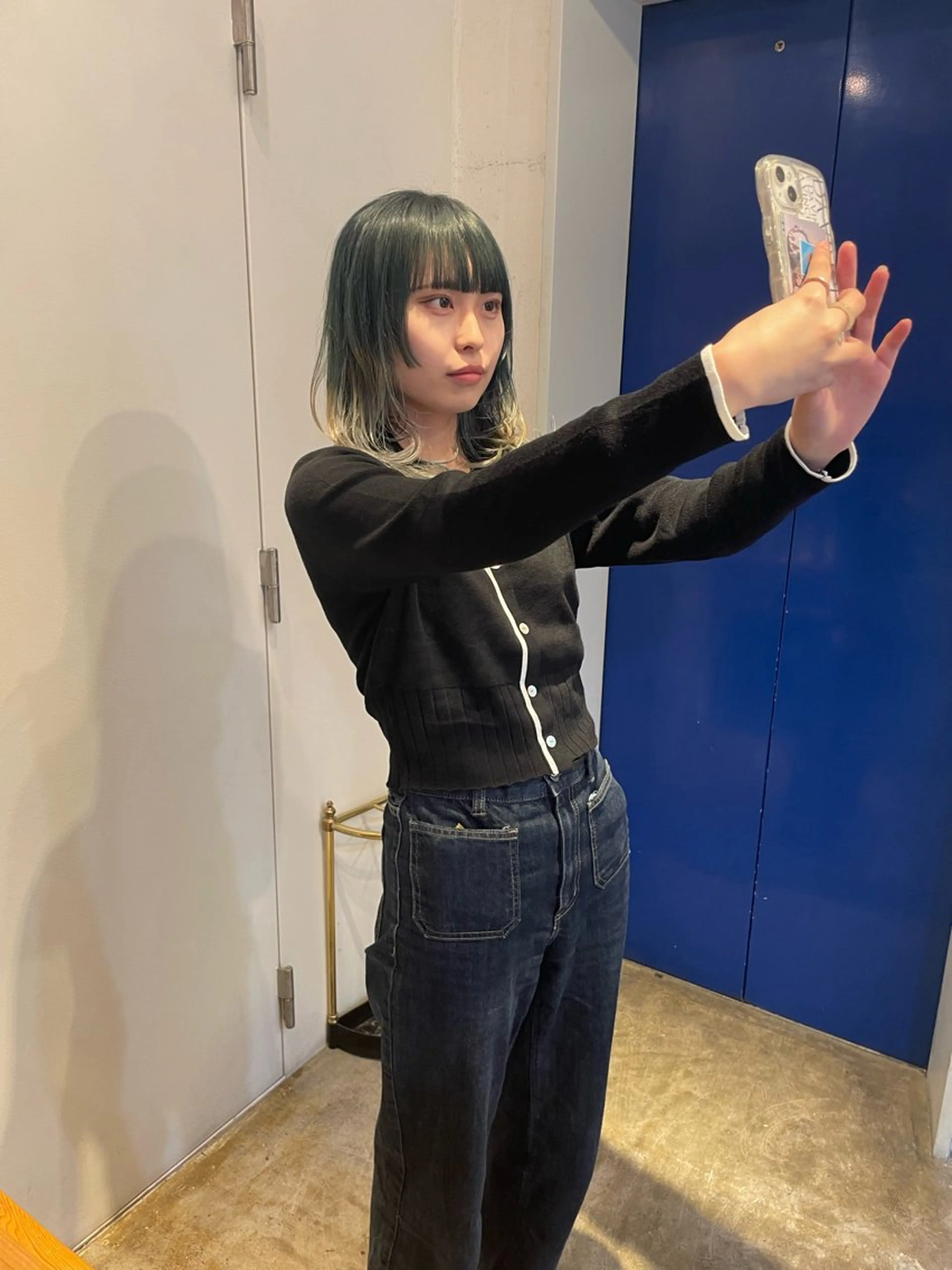 ミディアム カラー ブリーチ ブロンド グラデーションカラー ホワイトブロンド カット ヘアカラー トリートメント MIOベージュカラー 柔らかいカラーのヘアスタイル