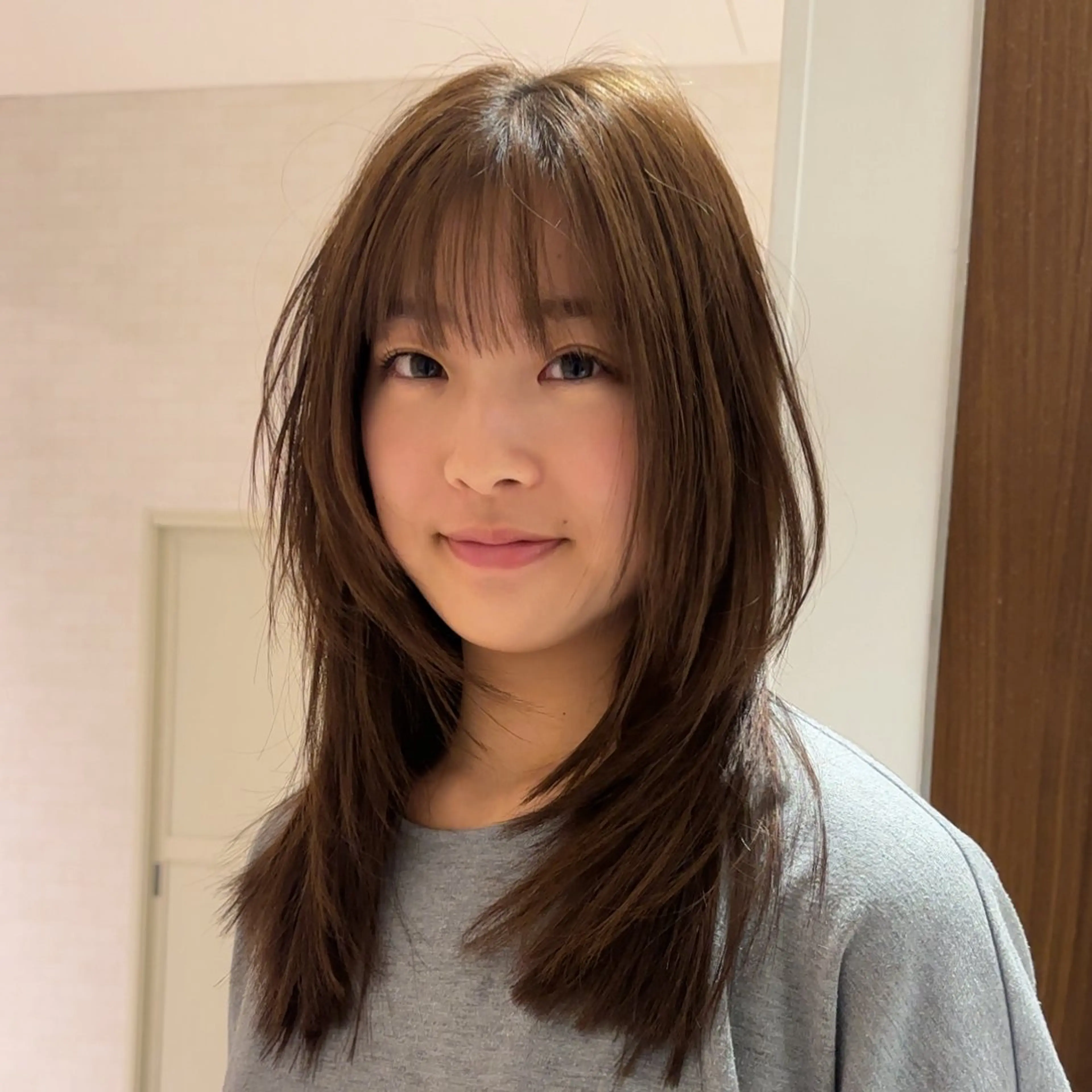 ミディアム 岸本 理希のヘアスタイル