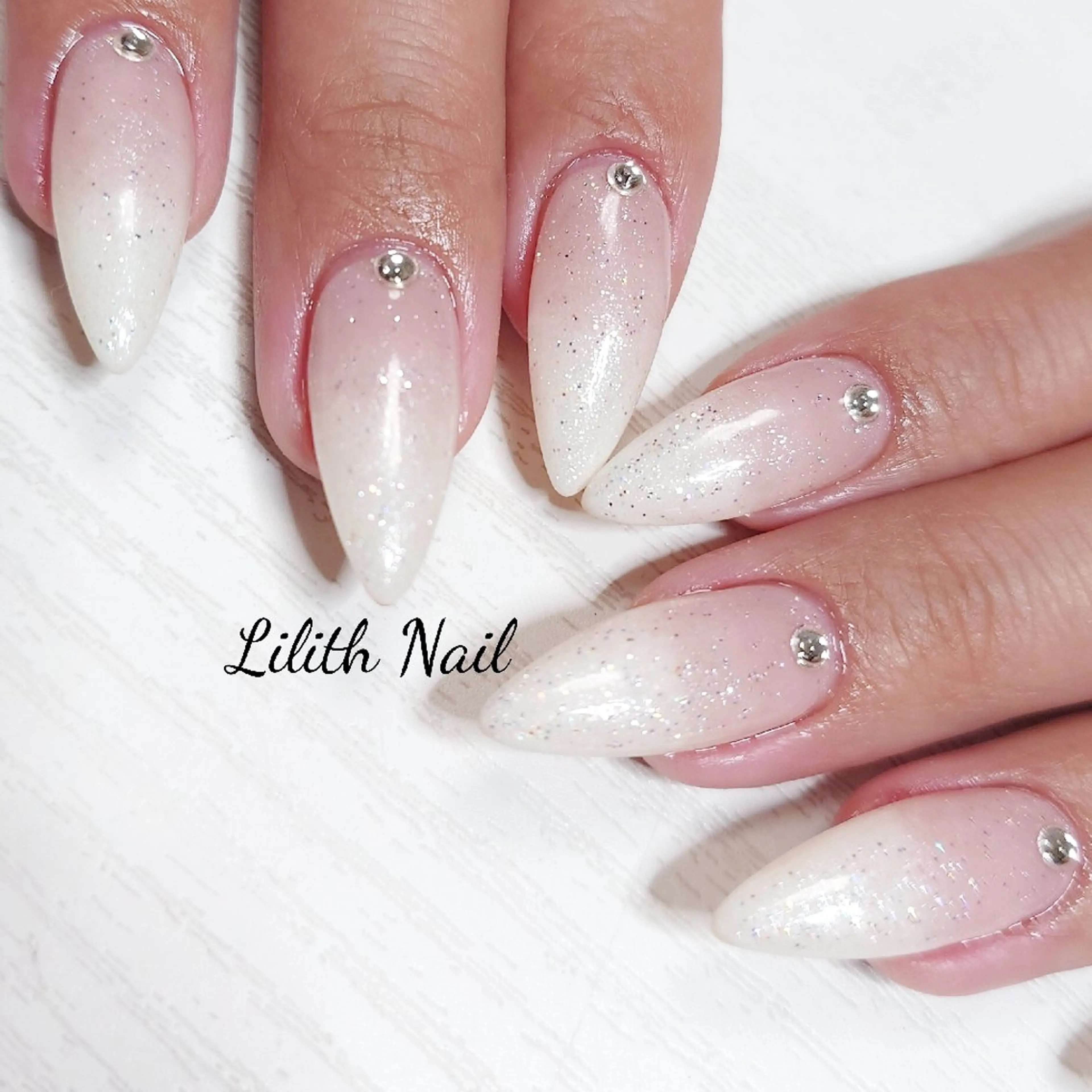 ネイル ストーンネイル ハンドネイル Lilith Nailのネイルデザイン