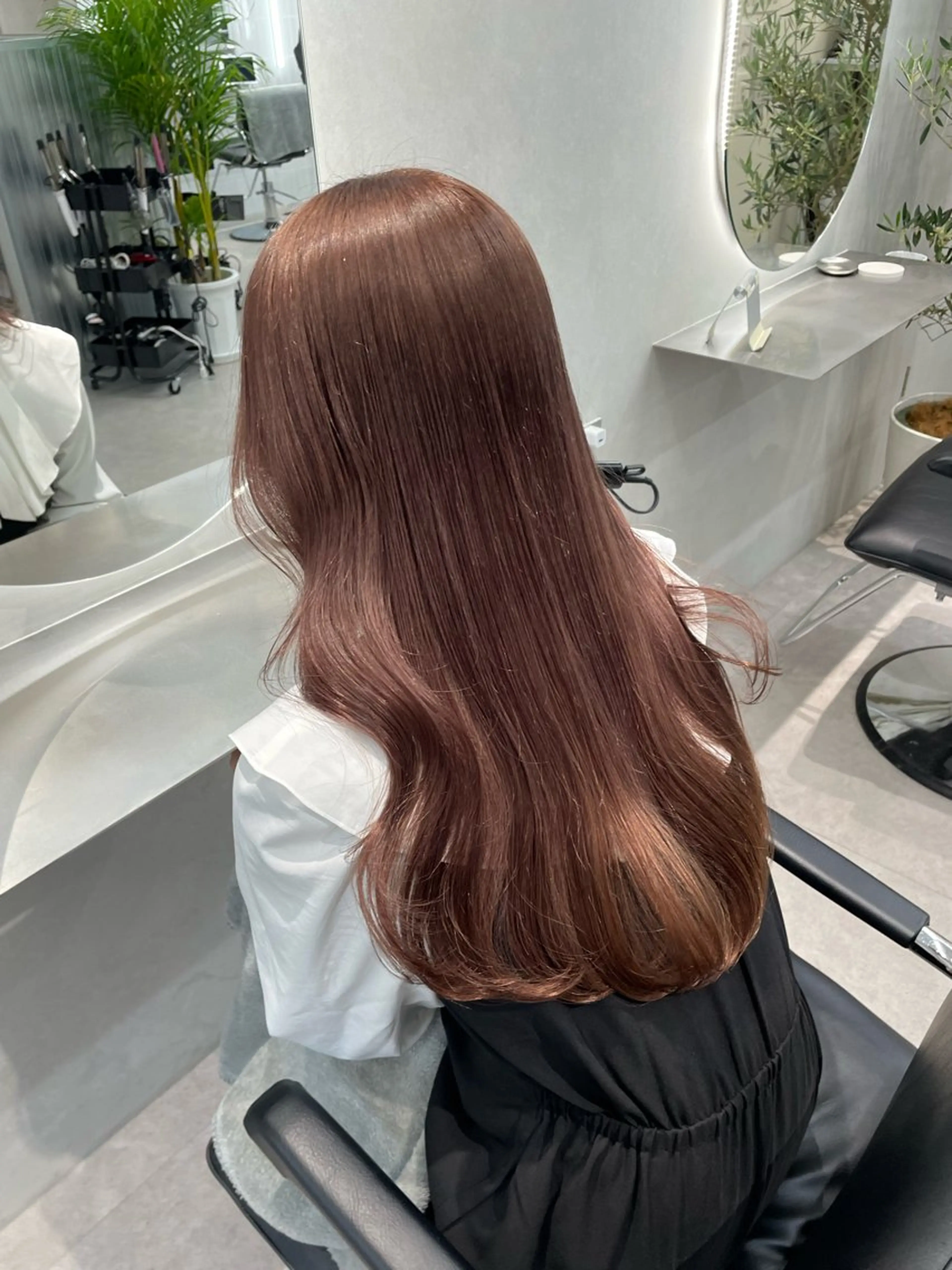 ロング ヘアカラー ミルクティーベージュ オリーブグレージュのヘアスタイル