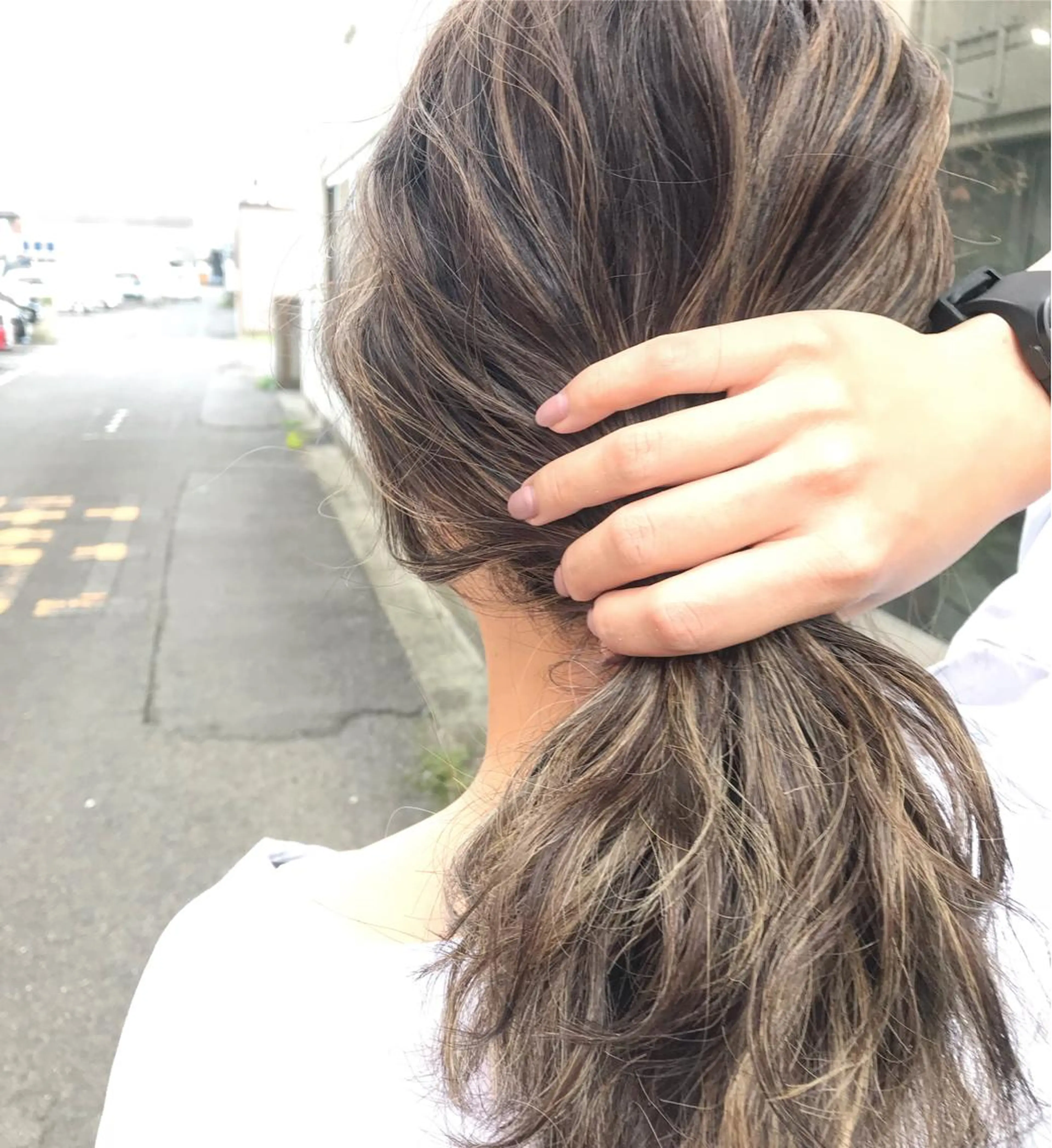 ミディアム カラー ヘアアレンジ お団子ヘア 切りっぱなしボブ バレイヤージュ ブリーチ グラデーションカラー Mariana/ 鶴原-ハイライトのヘアスタイル