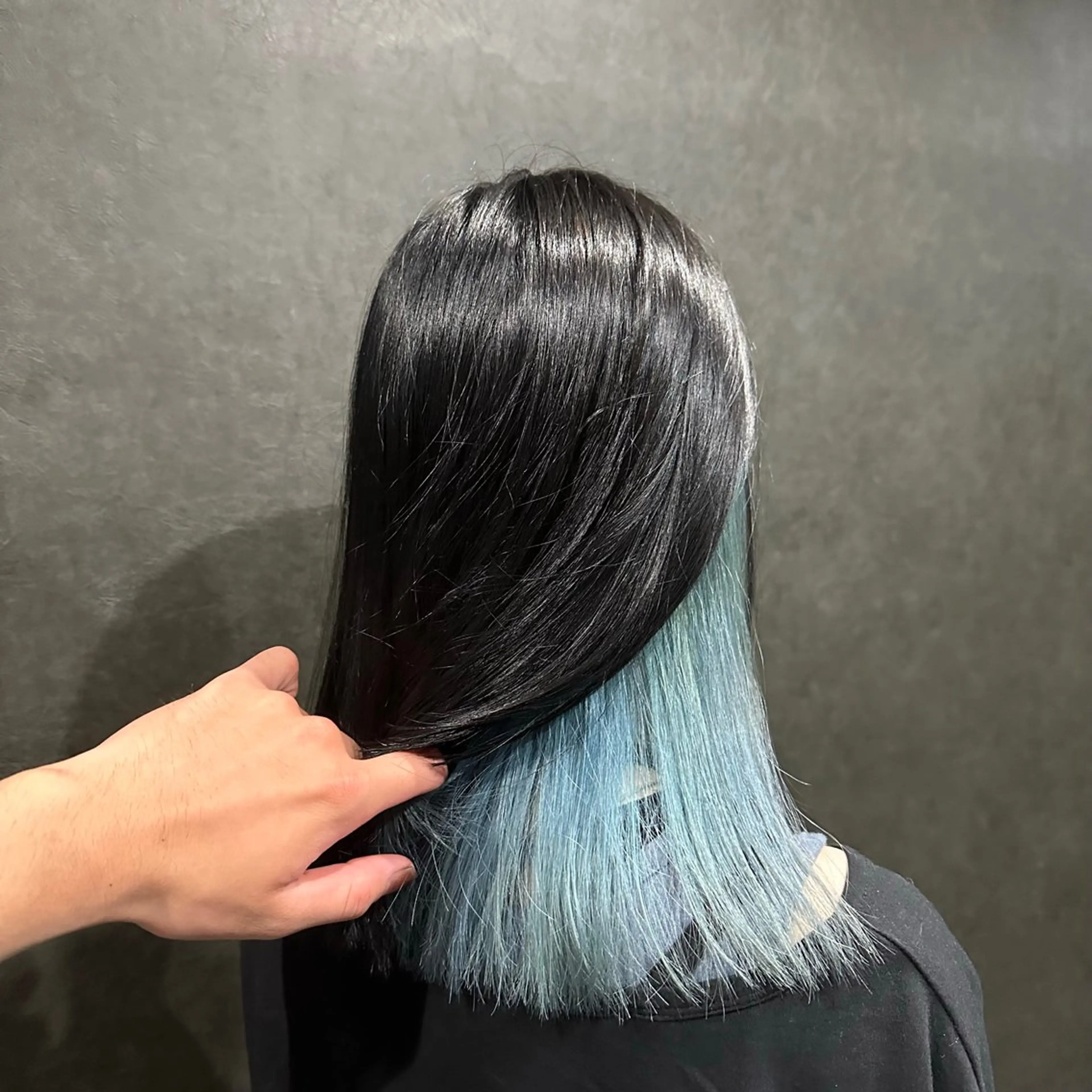 ミディアム カラー TAKUMI ハイトーン/ウルフのヘアスタイル