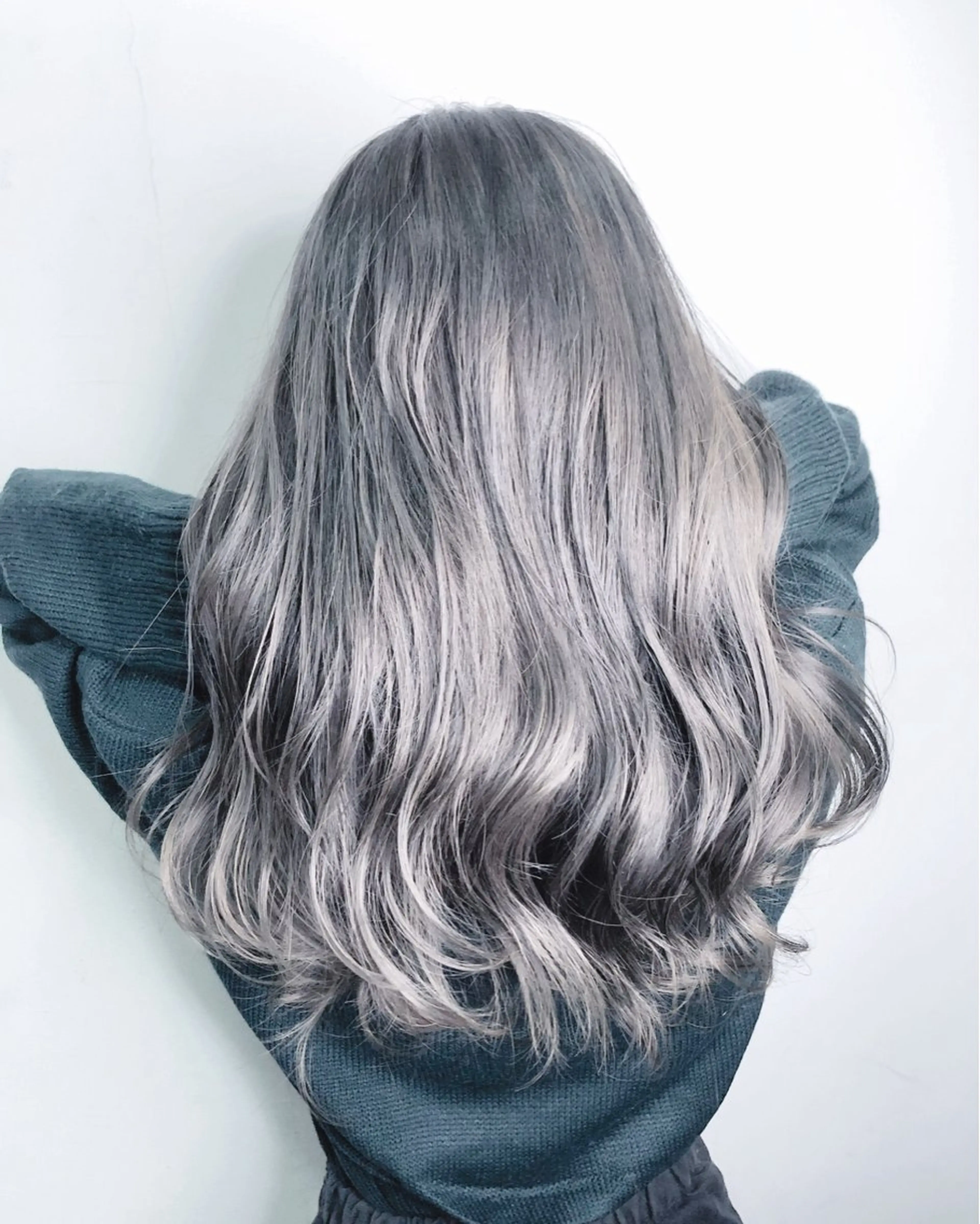 ロング カラー グレージュ カット ヘアカラー トリートメント Tee’s ケアブリ ーチ ハイライトのヘアスタイル