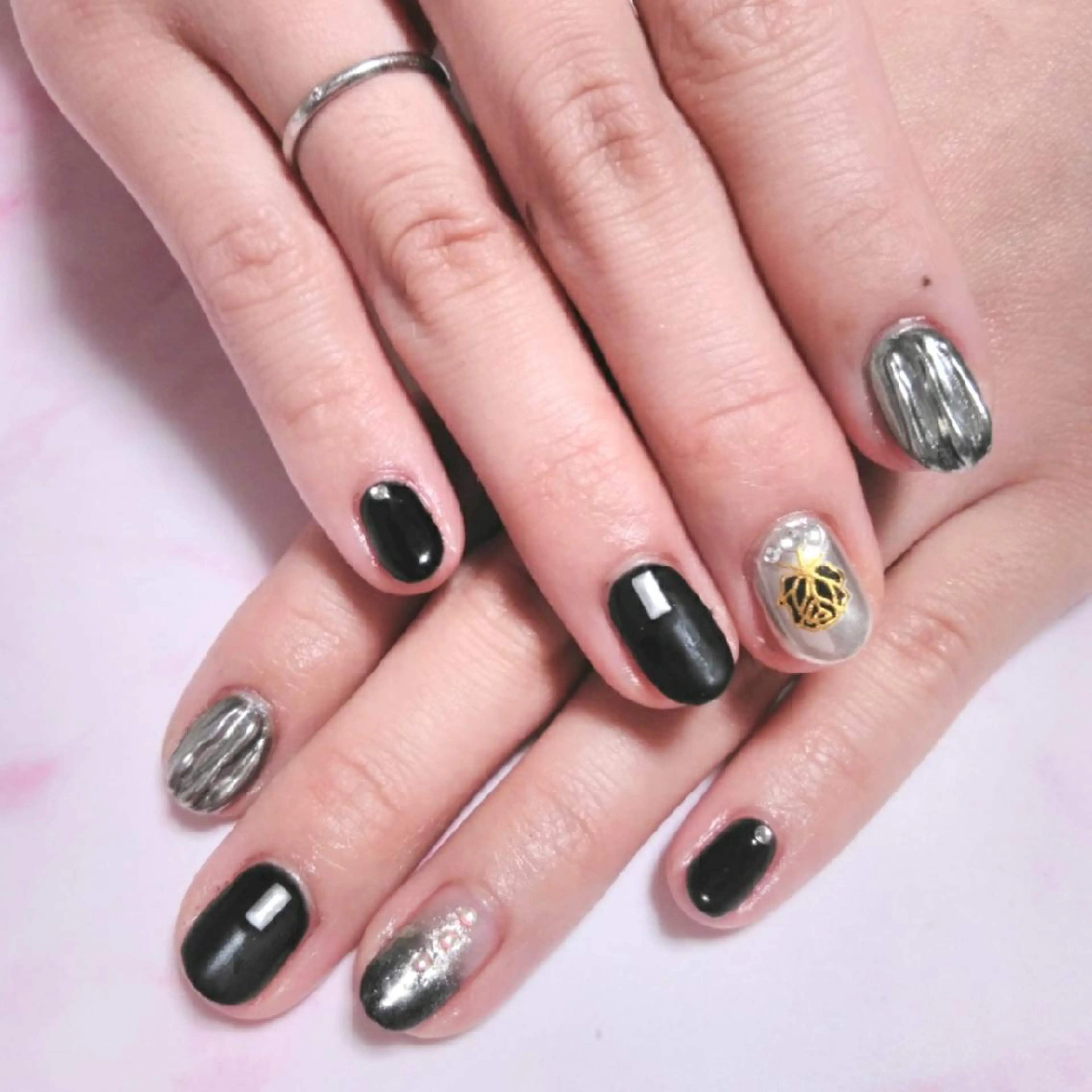 ネイル エステとネイル ローズコンフォートのネイルデザイン