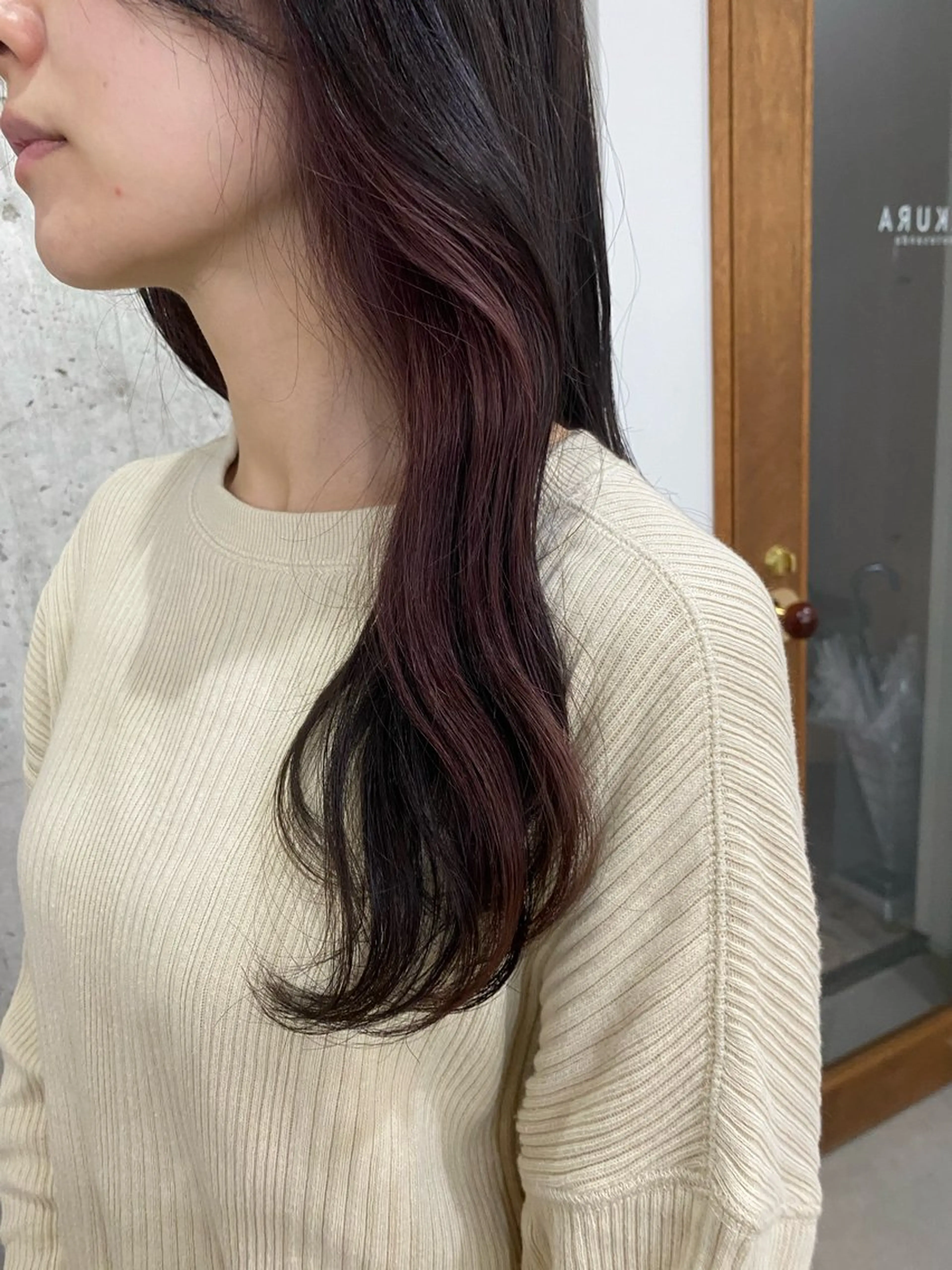 セミロング センターパート/ニ ュアンスパーマのヘアスタイル