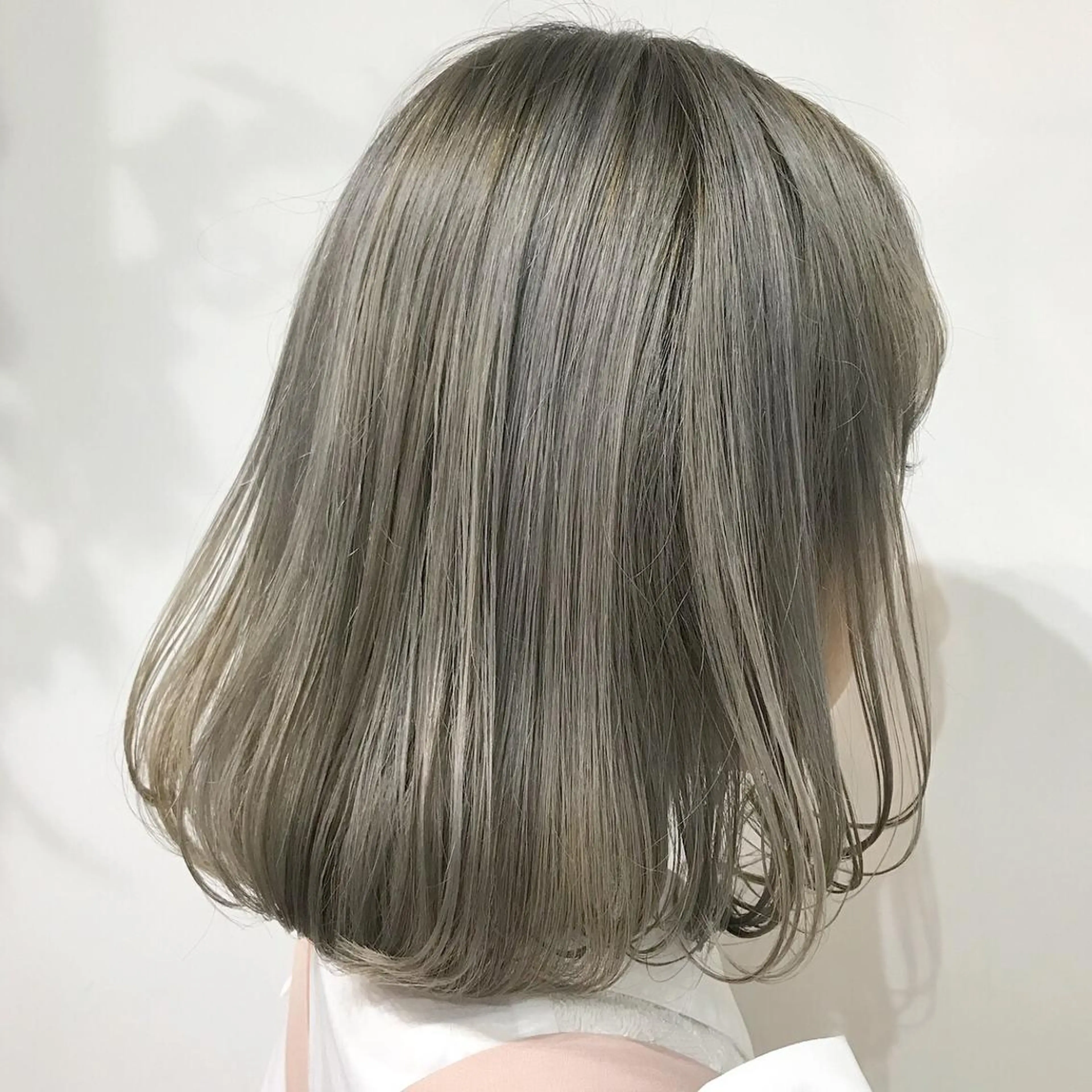 ミディアム カラー ベージュカラー ブリーチ ホワイトベージュ ヘアカラー トリートメント salowin梅田所属・レイヤー/顔周り /AKARIのヘアスタイル