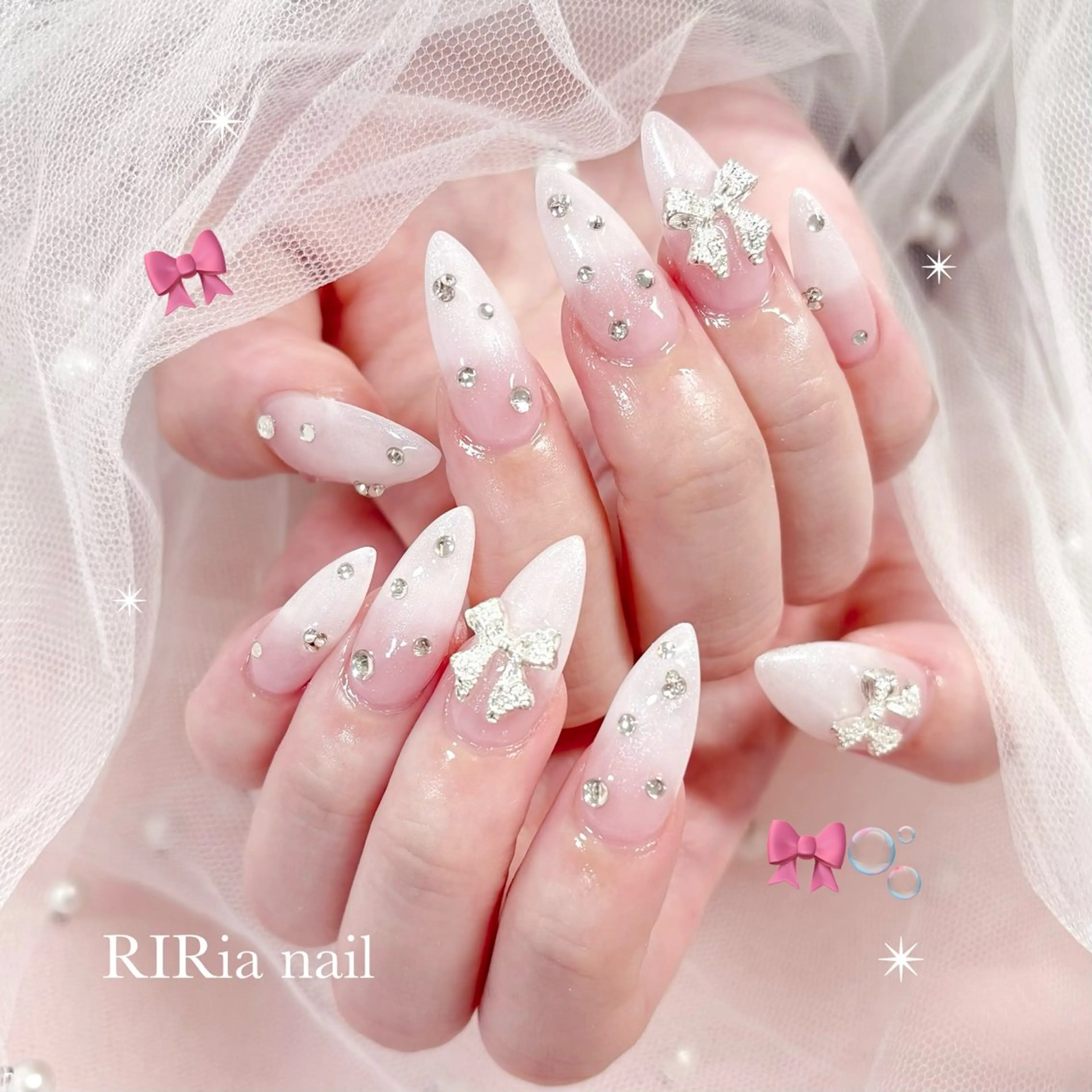 ネイル 氷ネイル・うるうるネイル キラキラネイル 韓国ネイル リボン ホワイト ハンドネイル 🎀RIRia nail🎀のネイルデザイン