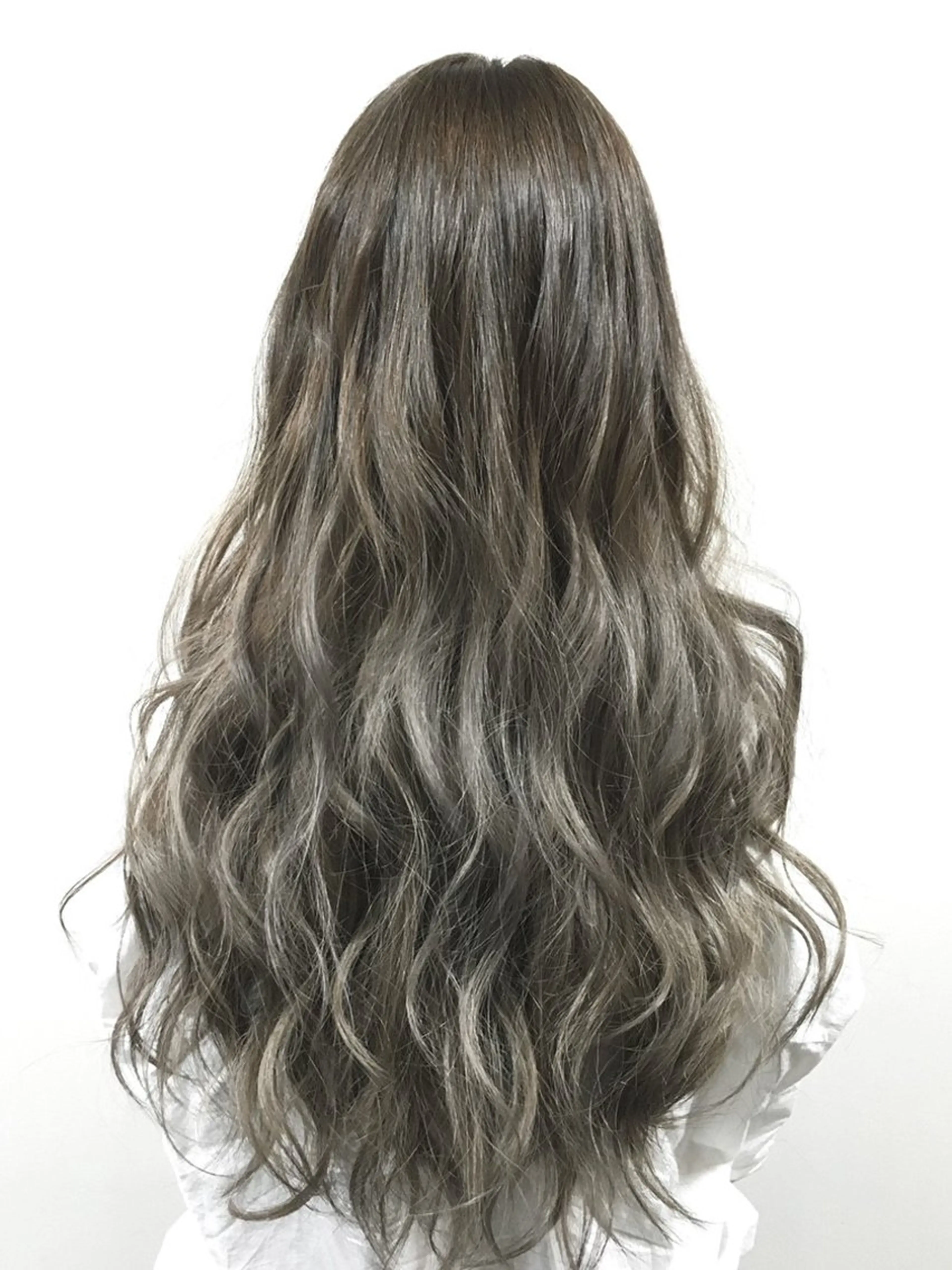 ロング カラー ベージュカラー オリーブベージュ カット ヘアカラー トリートメント Tee’s ケアブリ ーチ　ハイライトのヘアスタイル