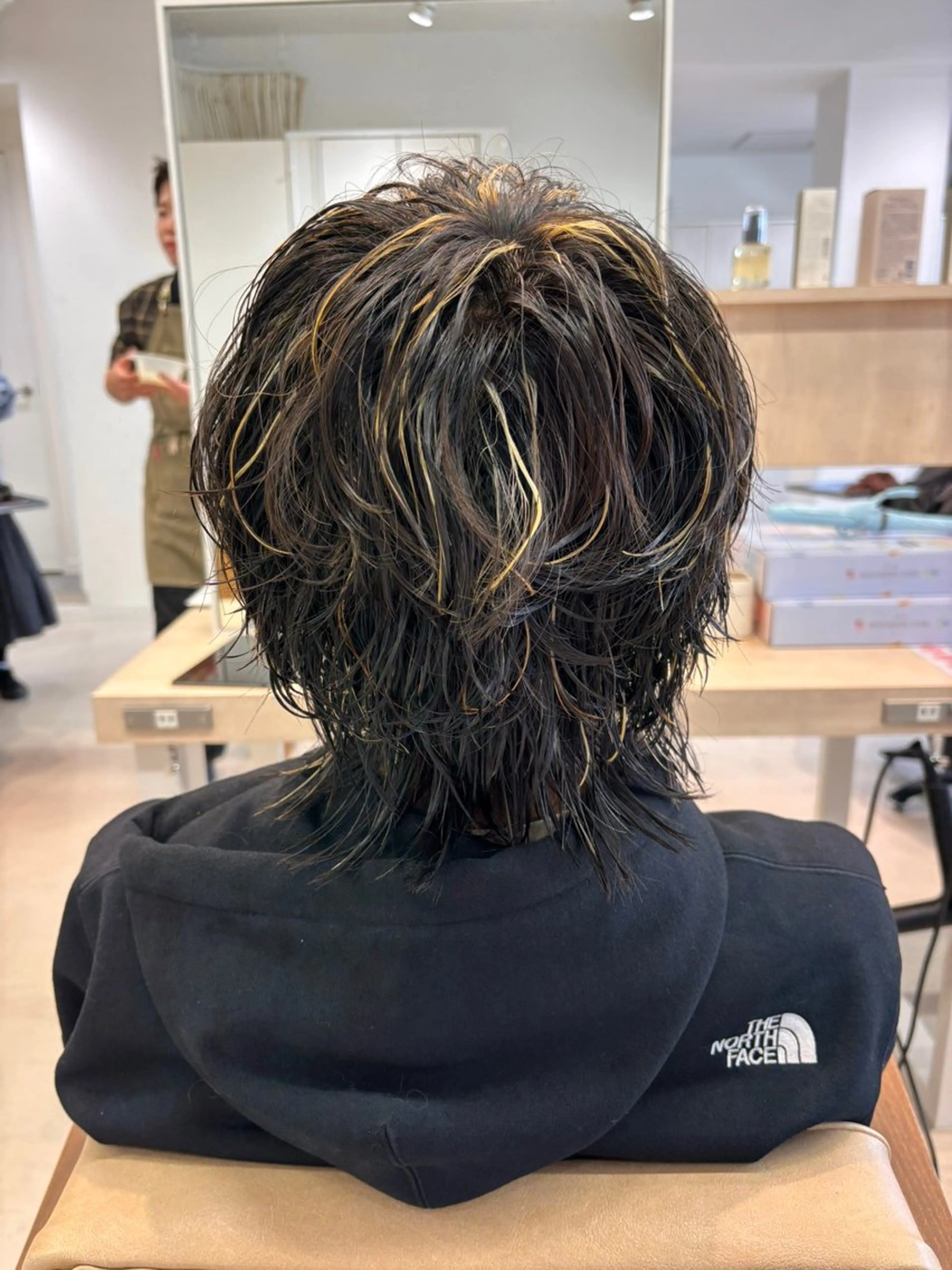 カラー パーマ メンズ メンズバレイヤージュ メンズブリーチ メンズハイライト バレイヤージュ ブリーチ カット ヘアカラー ニュアンスパーマ/ フェザー/マッシュのヘアスタイル