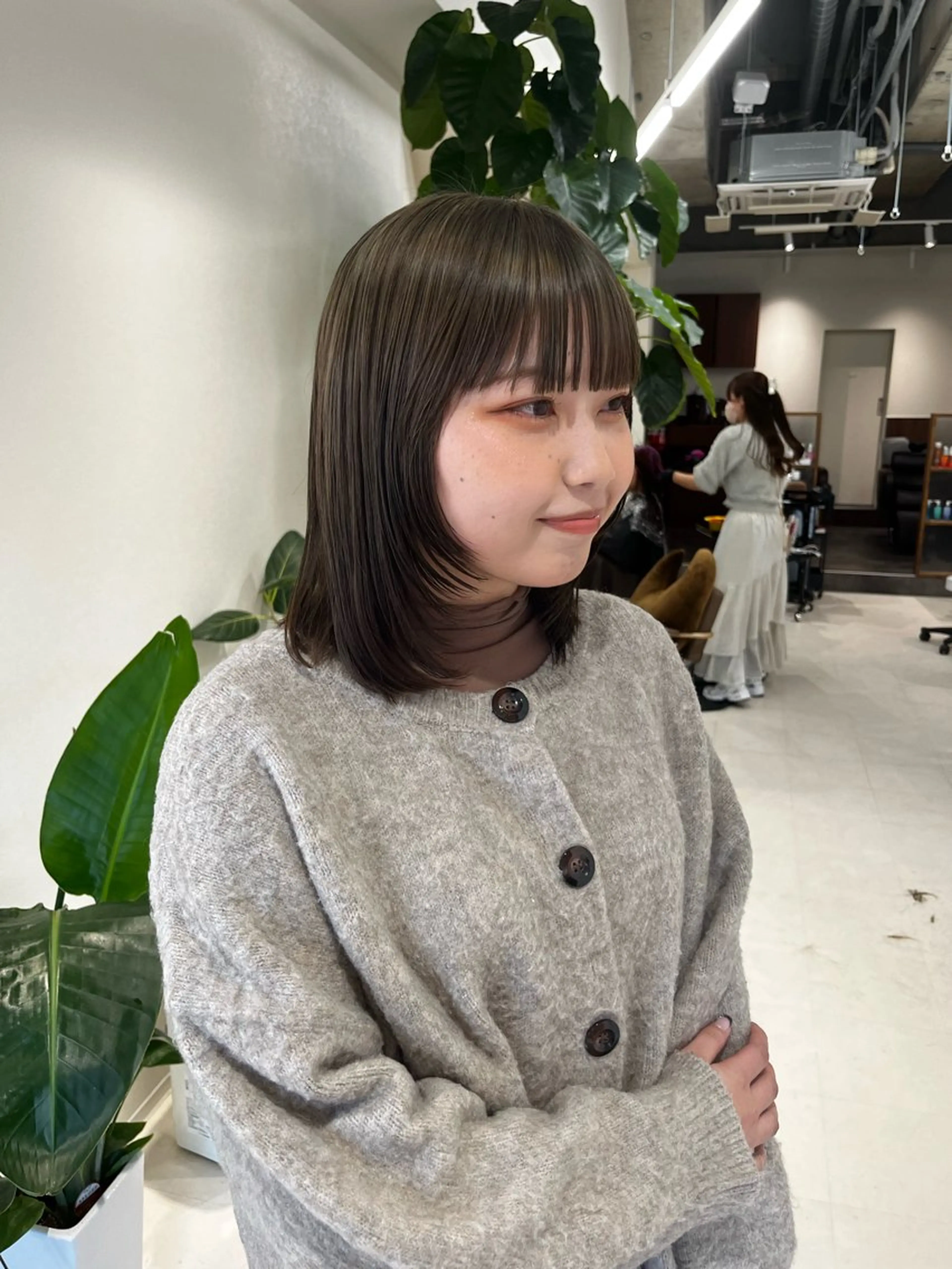 ミディアム カラー ベージュカラー オリーブベージュ 顔まわりレイヤー レイヤーカット カット ヘアカラー トリートメント レイヤーカット/ブラ ウンカラー/河野凜のヘアスタイル