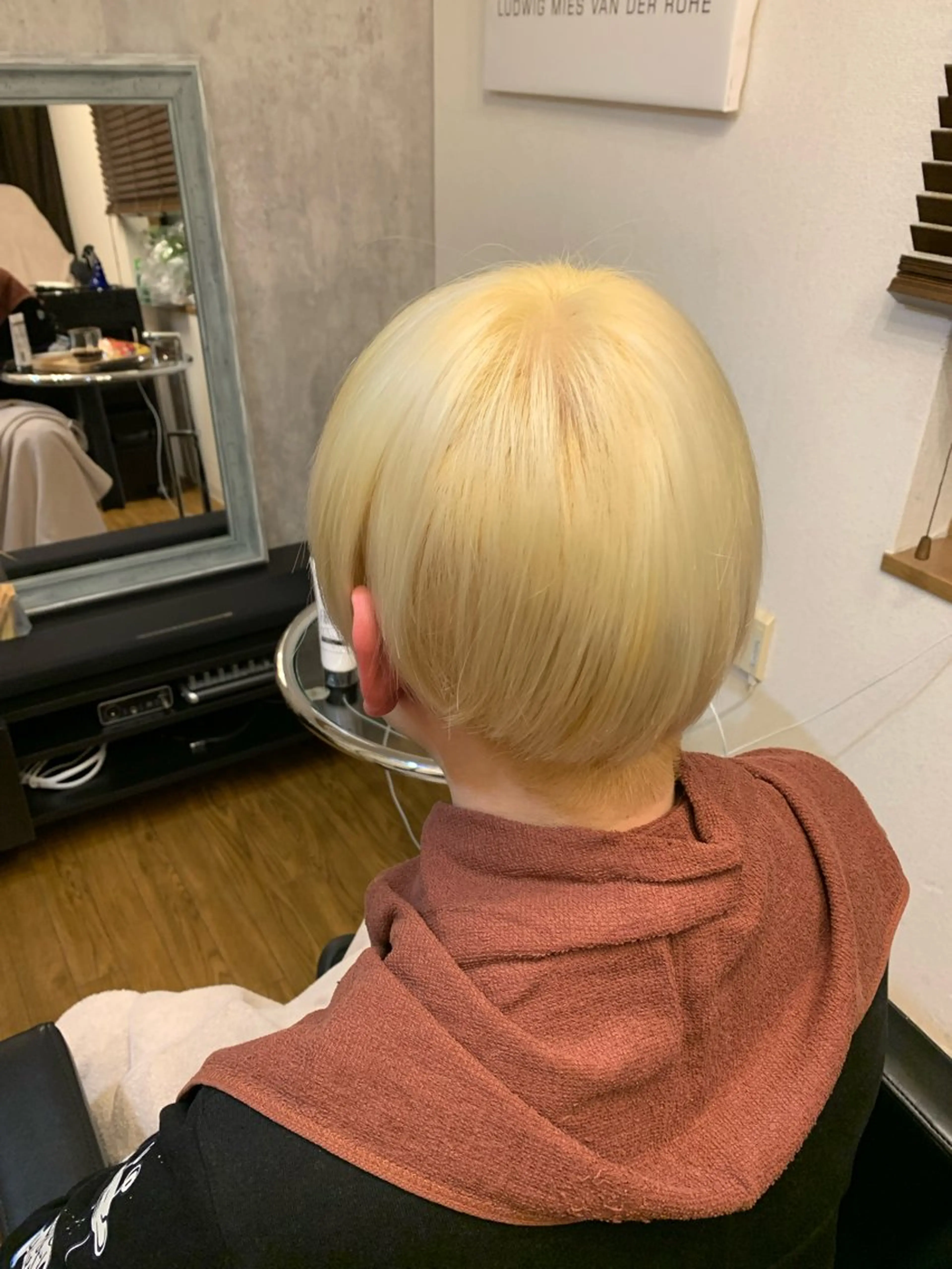 ショート カラー ブリーチ カット ヘアカラー トリートメント じょん 。のヘアスタイル