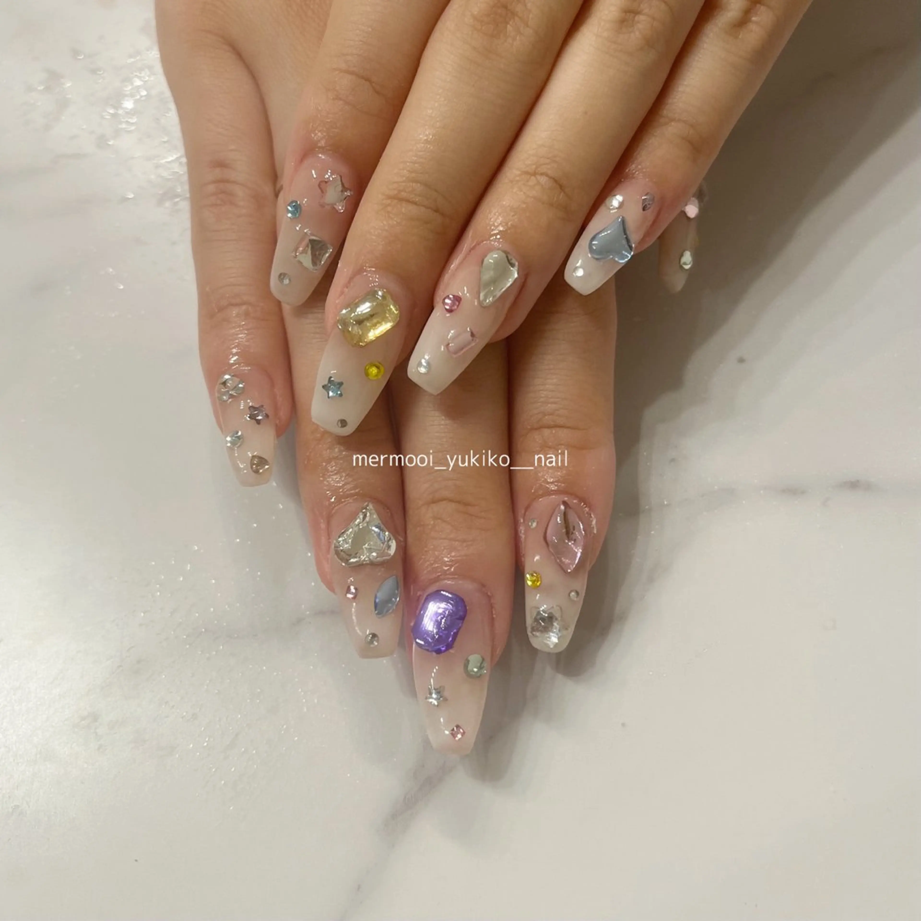 ネイル キラキラネイル ロングネイル ワンホンネイル ハンドネイル melumooi nailのネイルデザイン