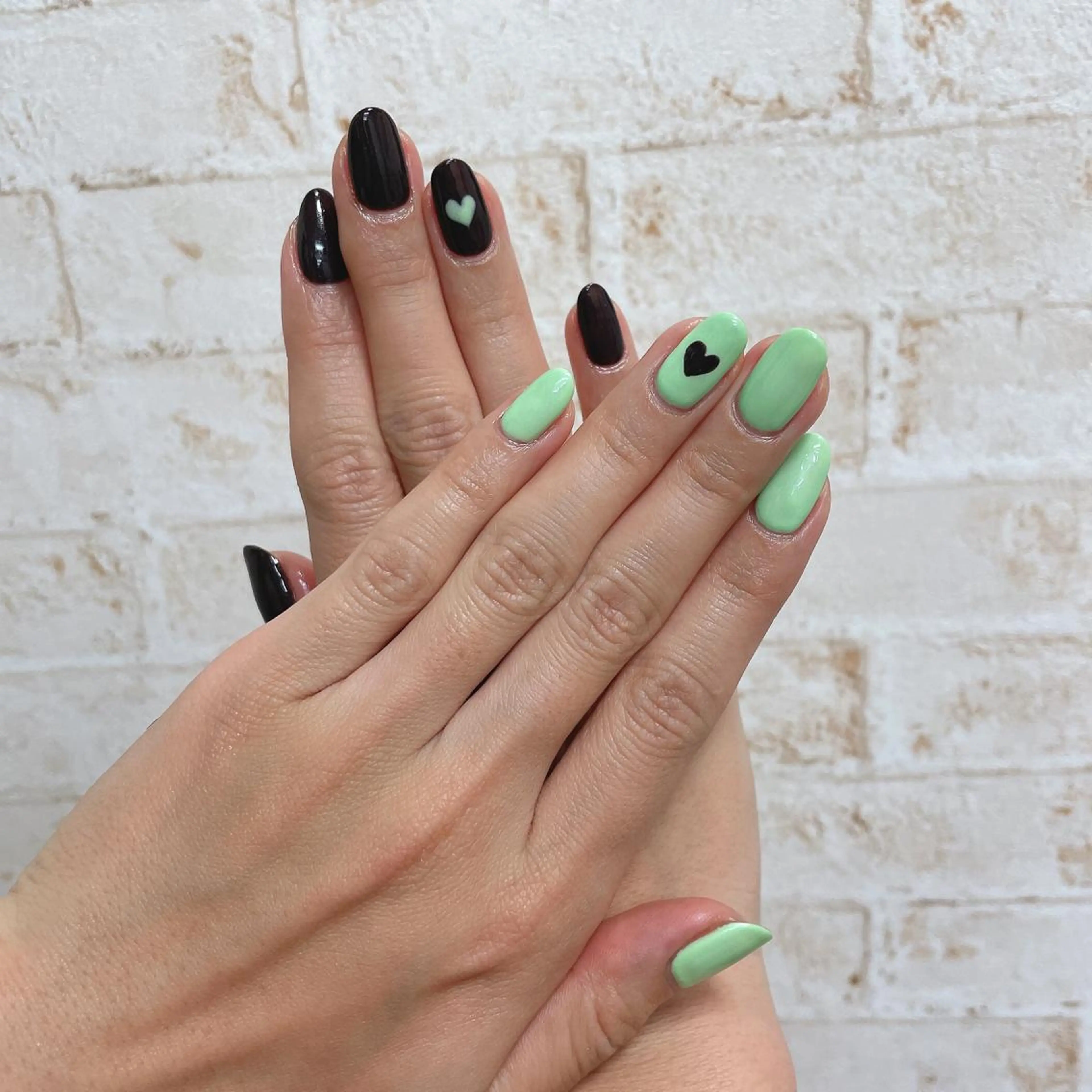 ネイル ブラウン グリーン ハート シンプルネイル ヘアーサロン ＳＯRＡお顔剃りのエステ・リラクイメージ