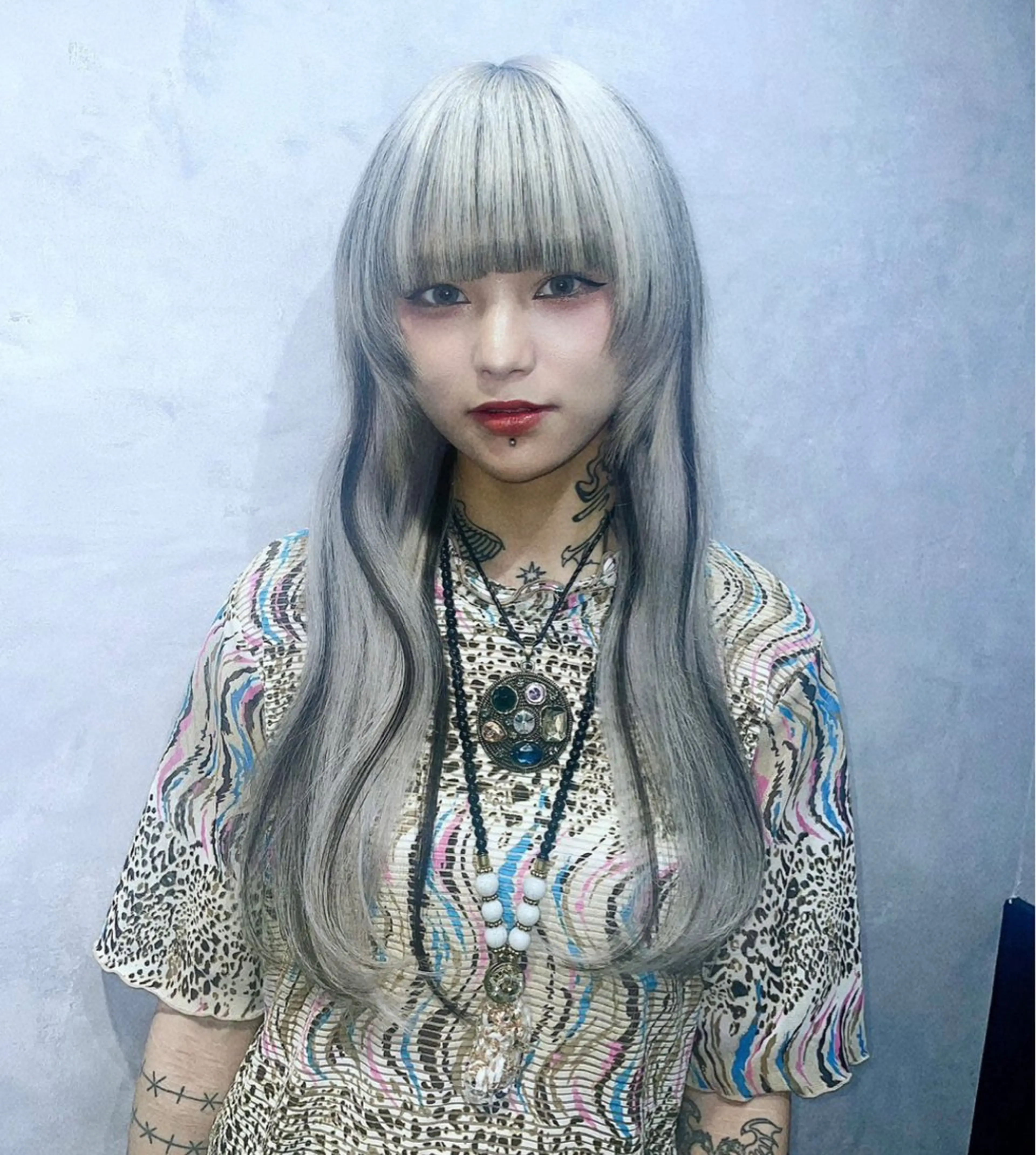 ロング カラー メッシュ 顔周りカット レイヤーカット ロング ヘアカラー エクステ 【原宿プルエクステ】 NANAMIのヘアスタイル