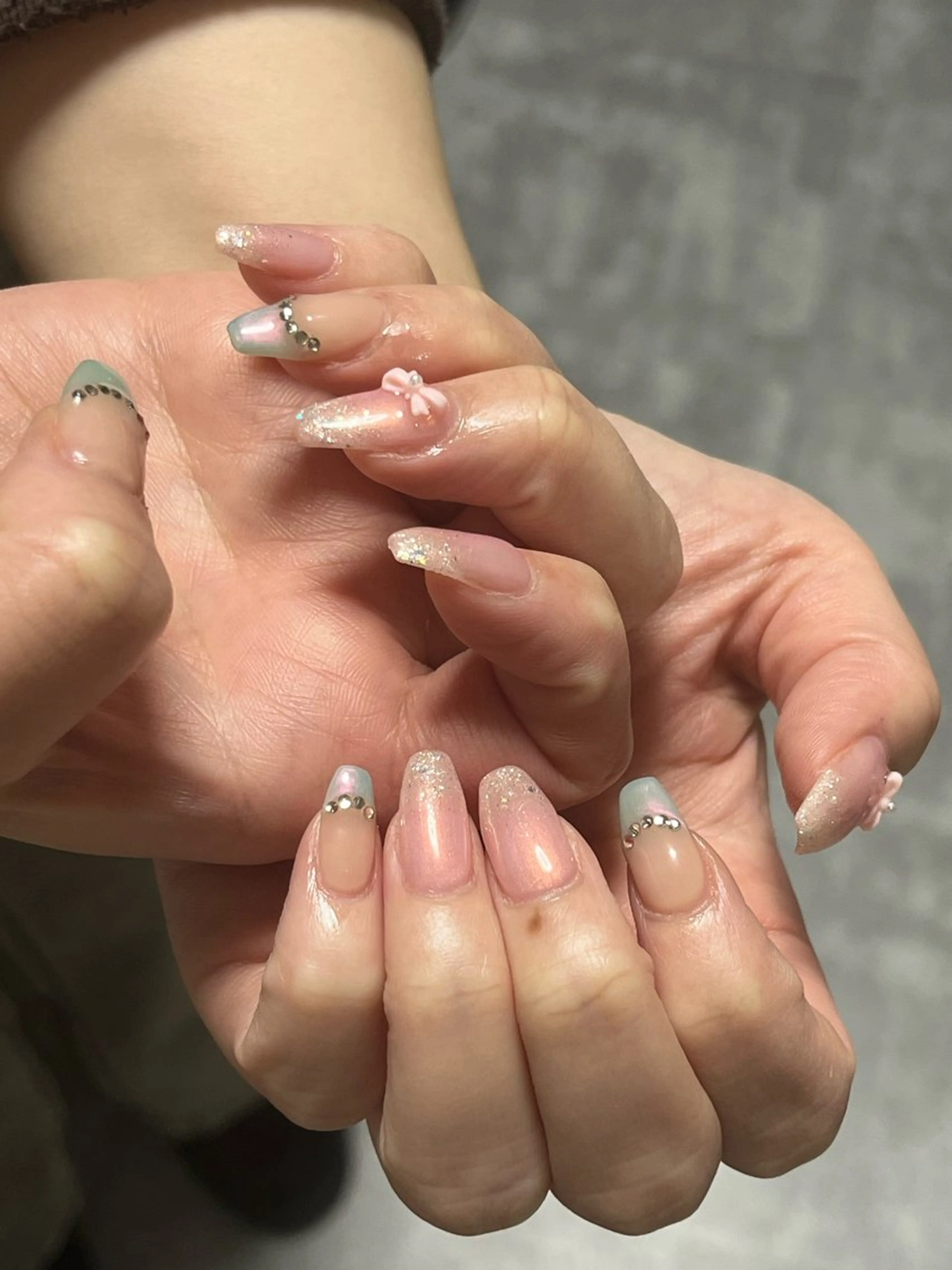 ネイル キラキラネイル 水色 ピンク ハンドネイル NailByua 武蔵新城徒歩4分のネイルデザイン