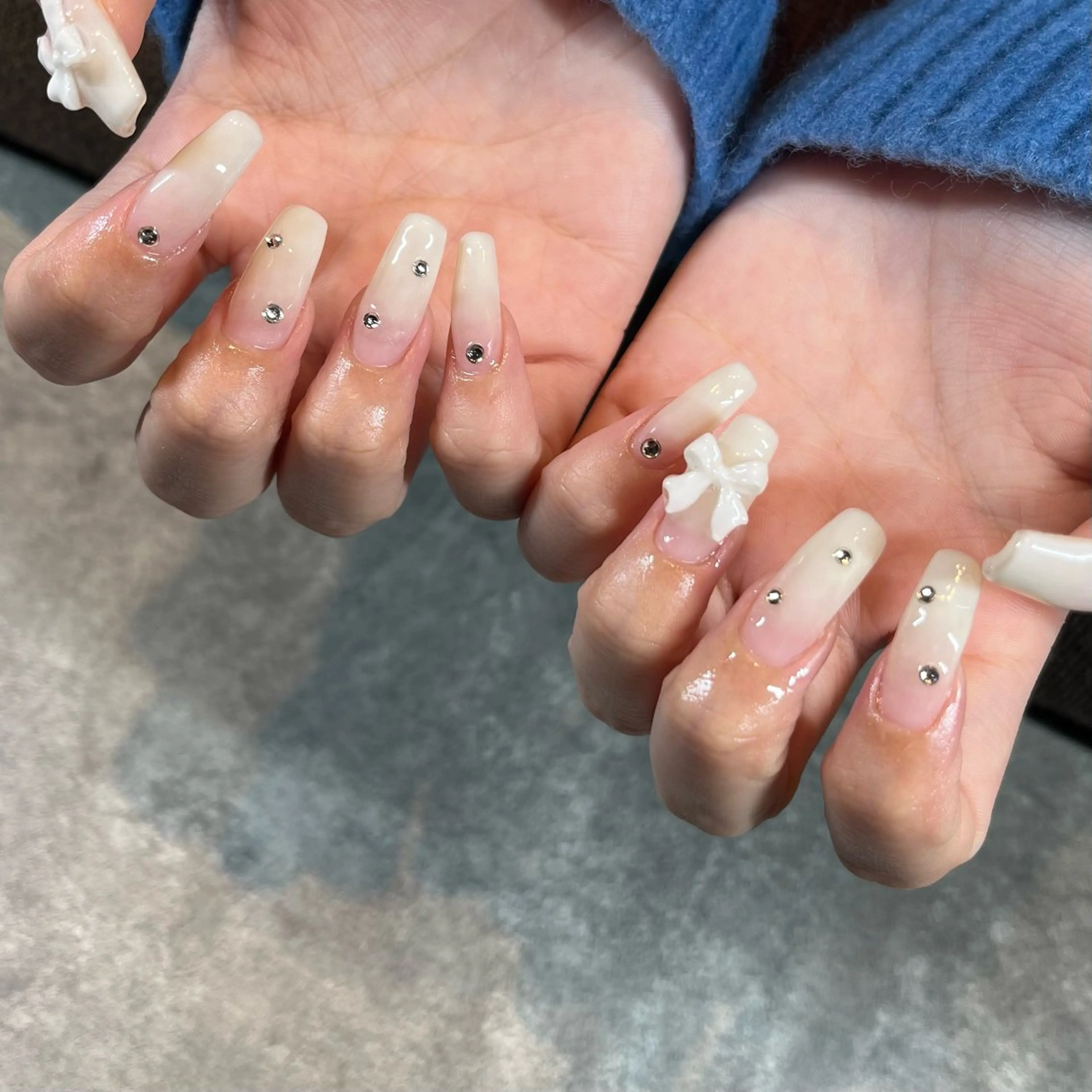 ネイル グラデーション シンプルネイル ホワイト salon akua nail＆リラクのマツエク・マツパデザイン