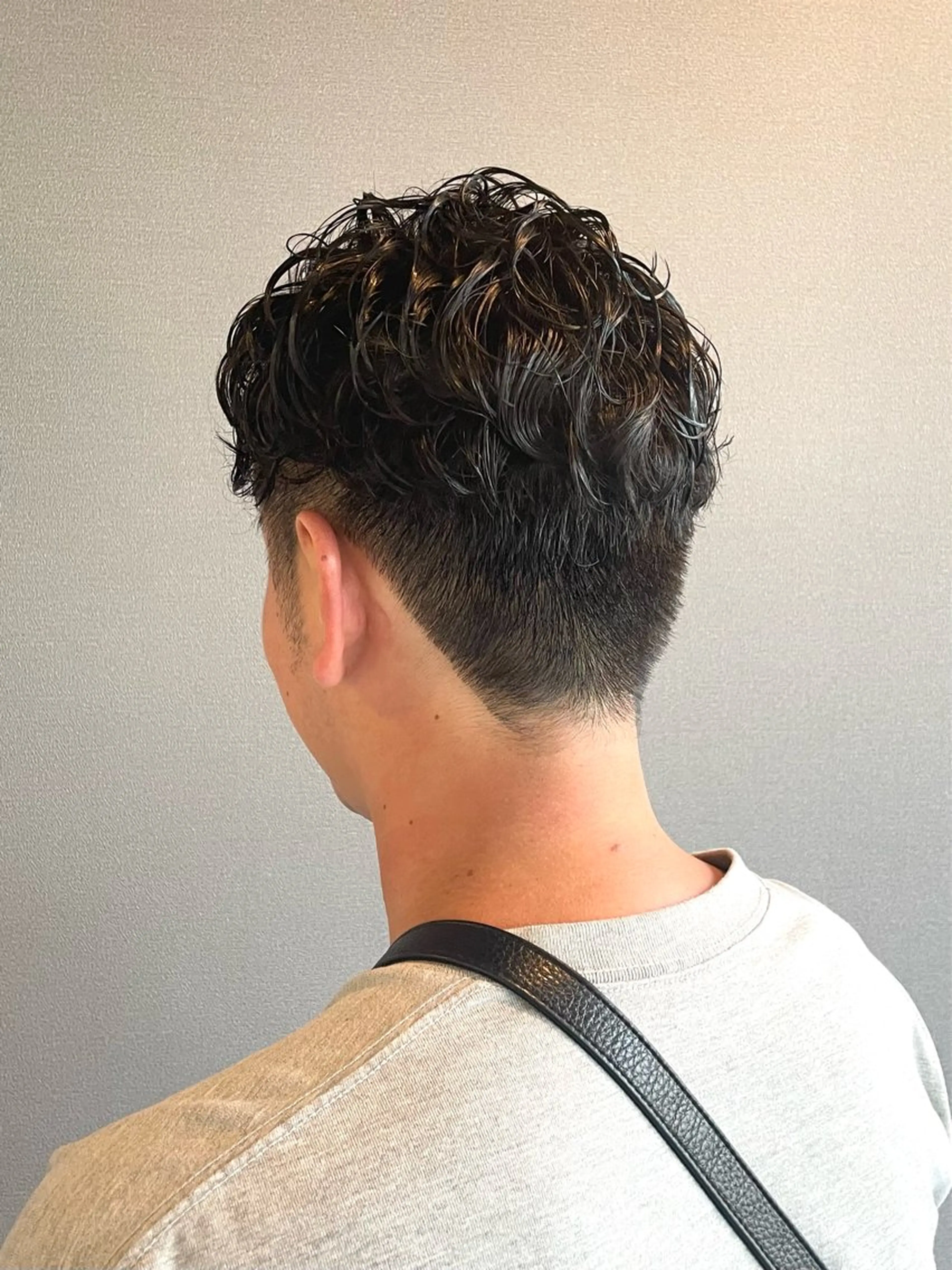 パーマ メンズ センターパート メンズパーマ 刈り上げ カット パーマ kitin 吉祥寺 山岸花のヘアスタイル