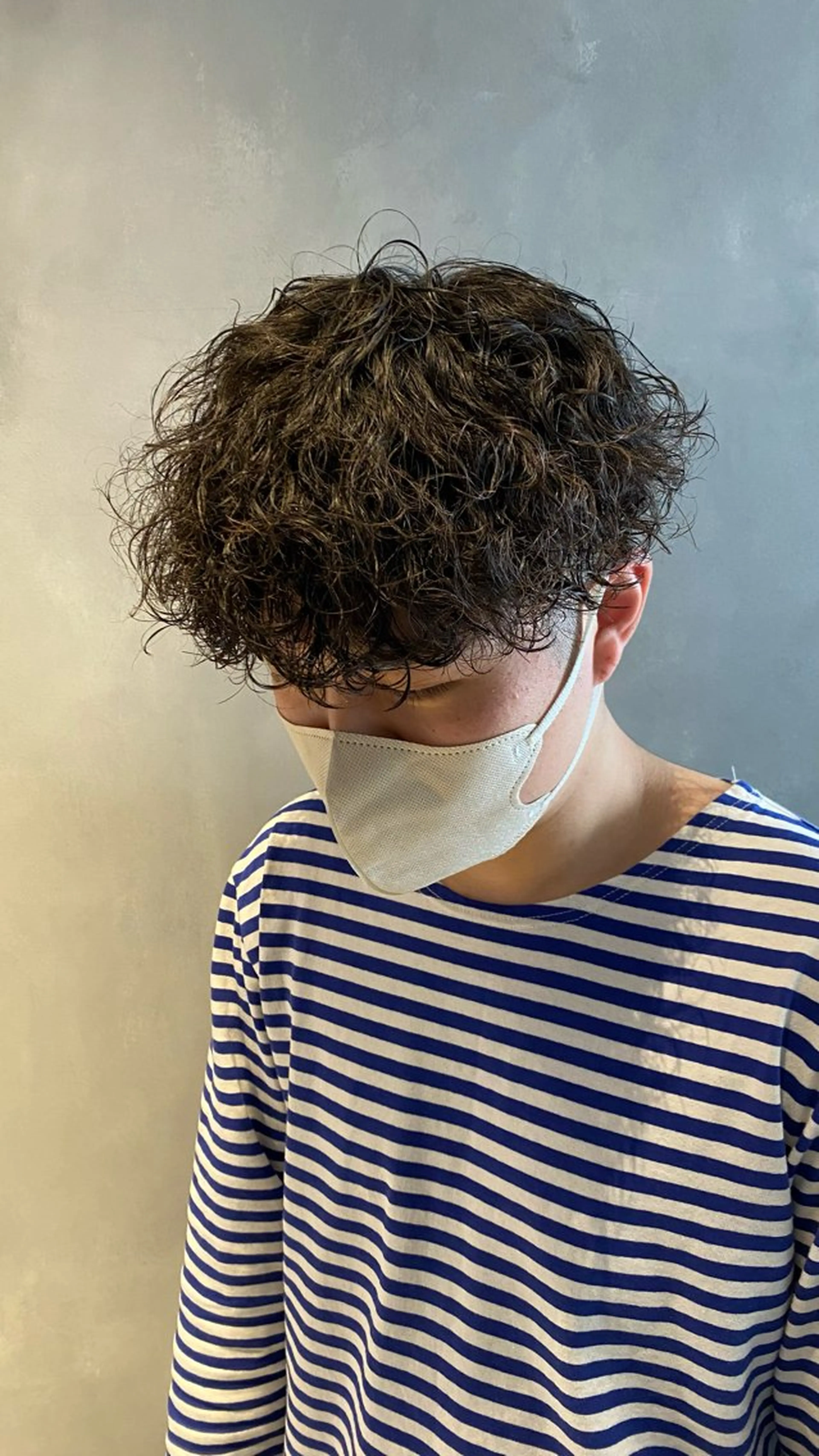 パーマ メンズ メンズパーマ スパイラルパーマ メンズバレイヤージュ シャドウパーマのヘアスタイル