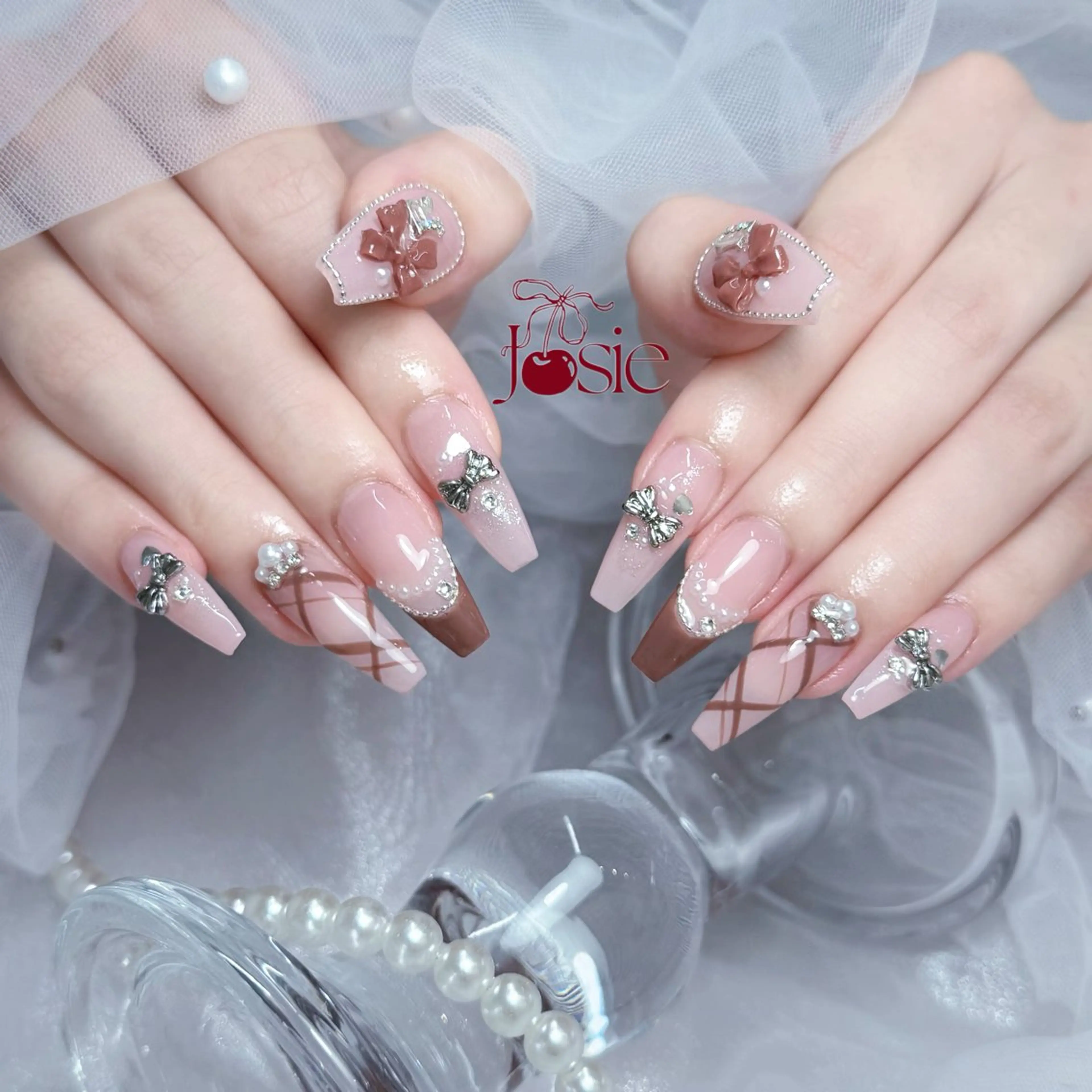 ネイル キラキラネイル 韓国ネイル ロングネイル ワンホンネイル ハンドネイル Josie nail salonのネイルデザイン