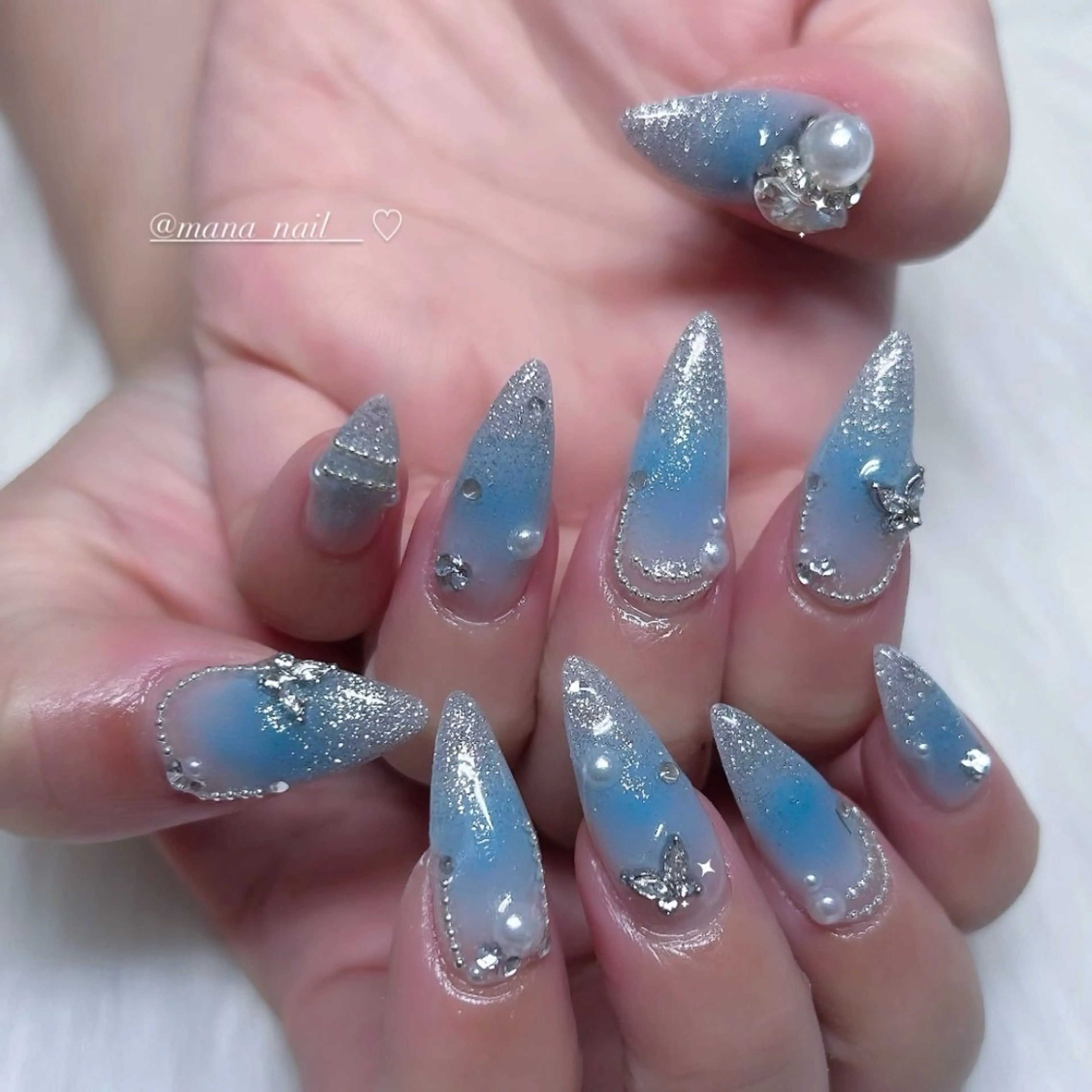 ネイル ブルー チークネイル キラキラネイル ワンホンネイル ハンドネイル 🤍Earth笛吹 𝑴𝒂𝒏𝒂🤍のネイルデザイン