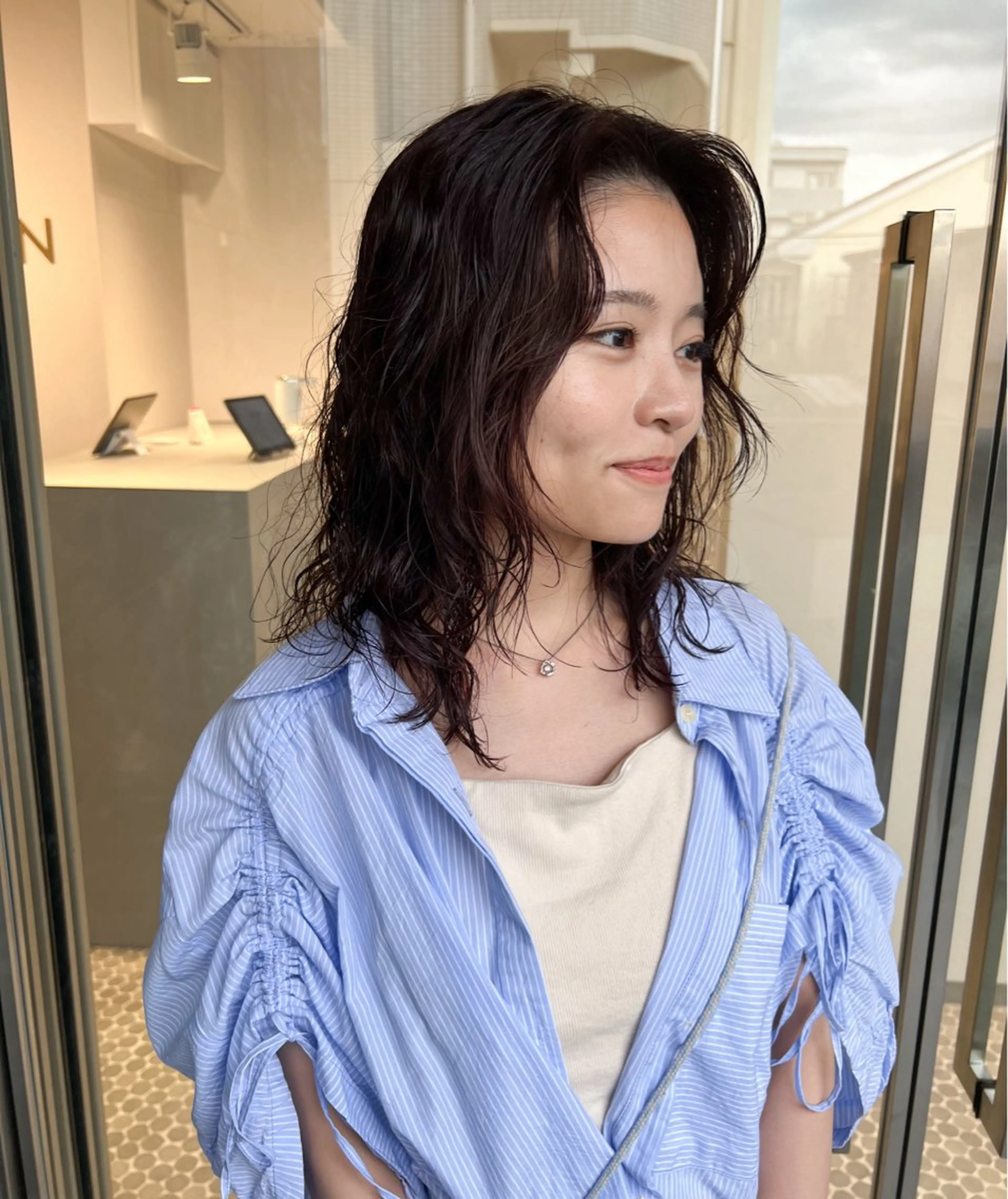 ミディアム カラー パーマ ミディアムパーマ レイヤーカット カット ヘアカラー パーマ トリートメント 樋野 亮のヘアスタイル