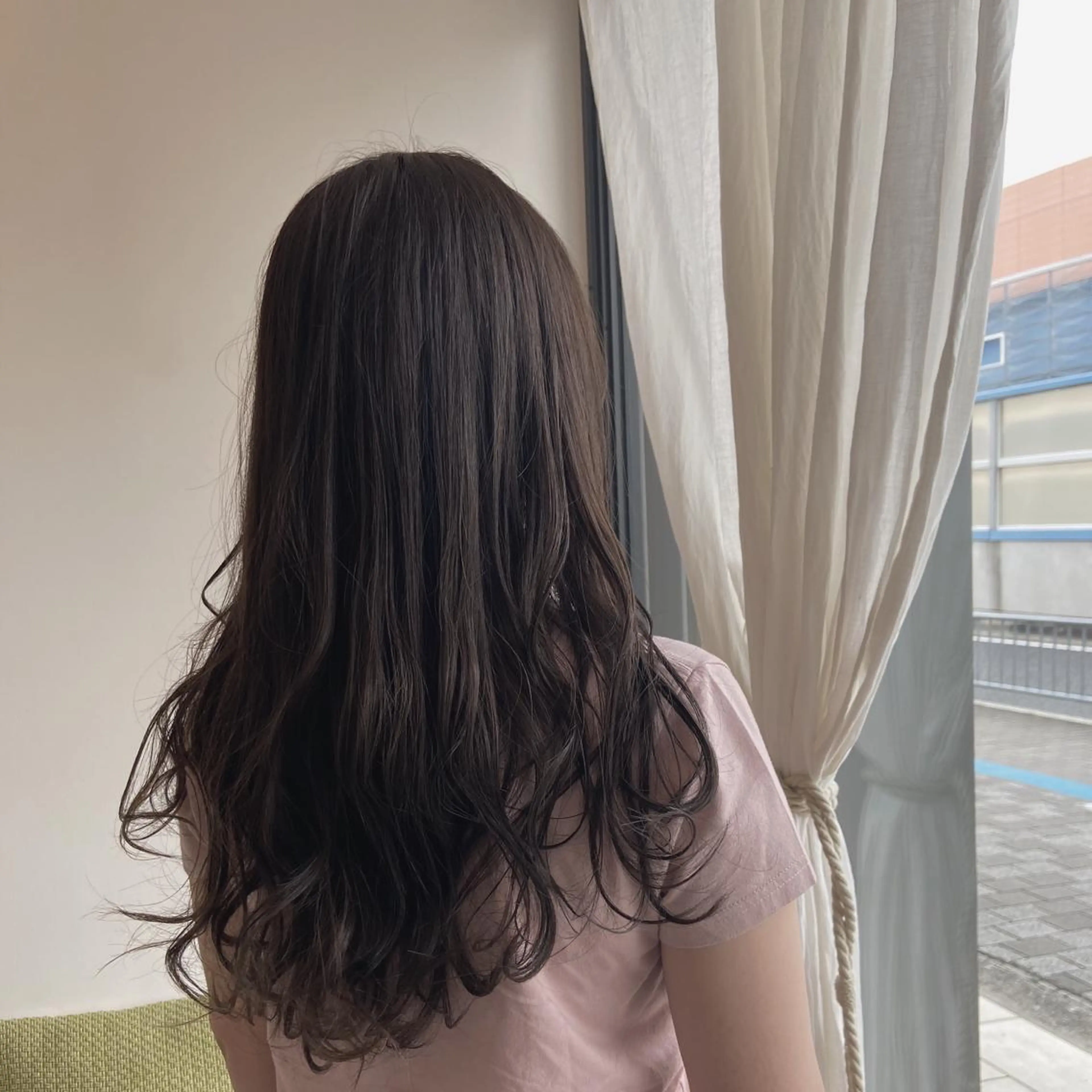 セミロング アッシュ 峯 志帆のヘアスタイル