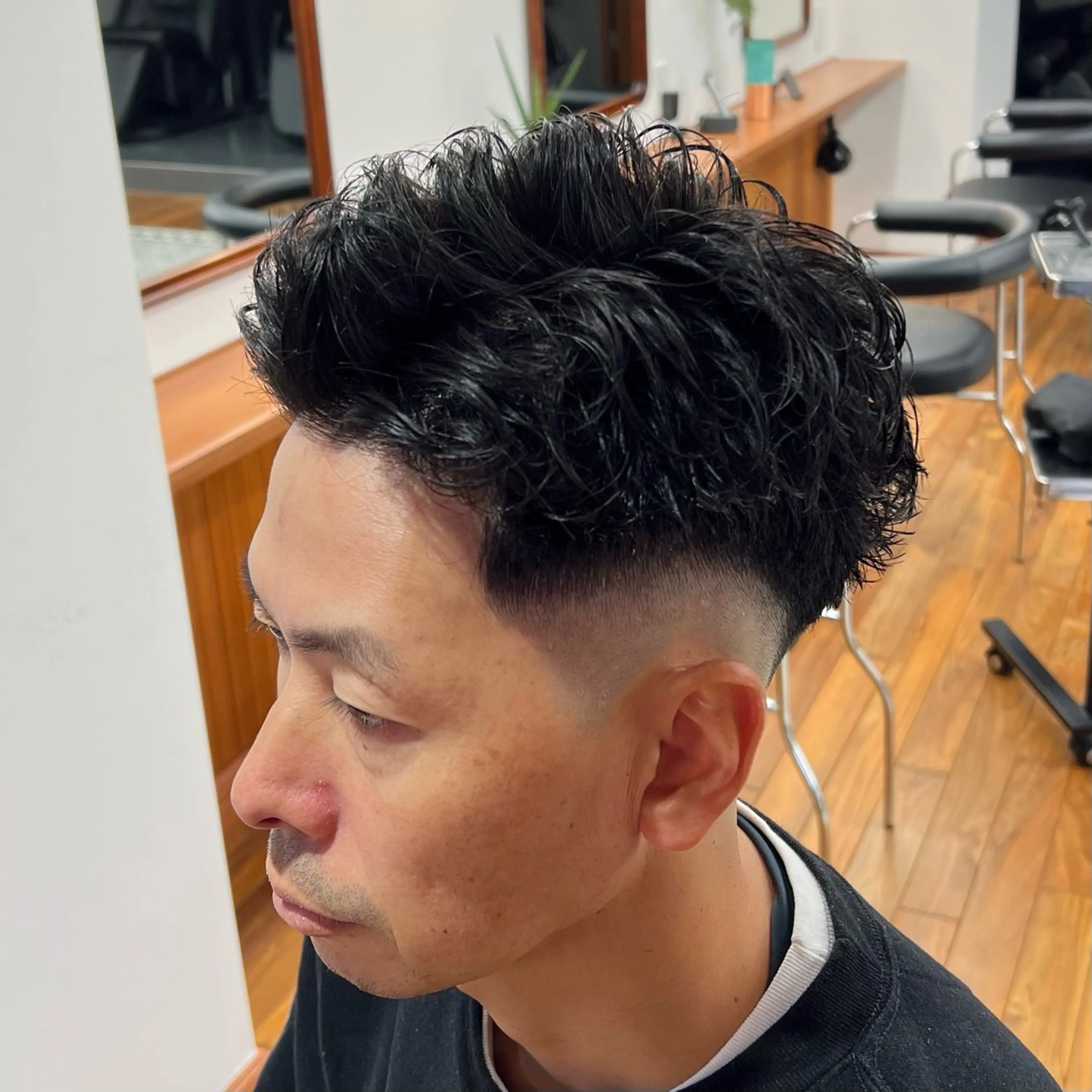ショート パーマ メンズ フェードカット メンズパーマ スキンフェード カット パーマ メンズカット✂️ スキンフェード伊藤陸のヘアスタイル