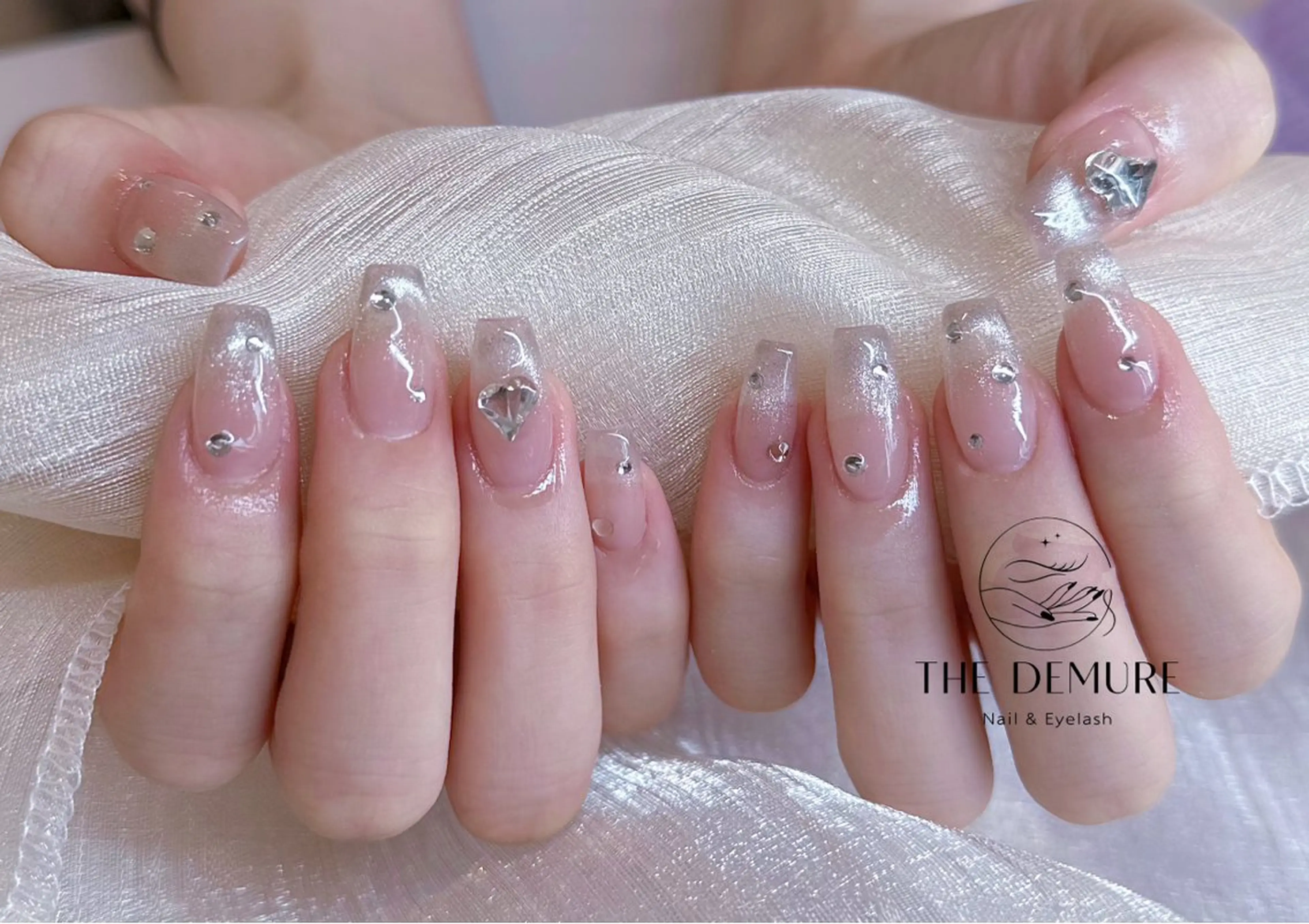 ネイル アートネイル キラキラネイル 韓国ネイル 水色 ロングネイル ハンドネイル ハンドケア NailDemure 【銀座店】のネイルデザイン
