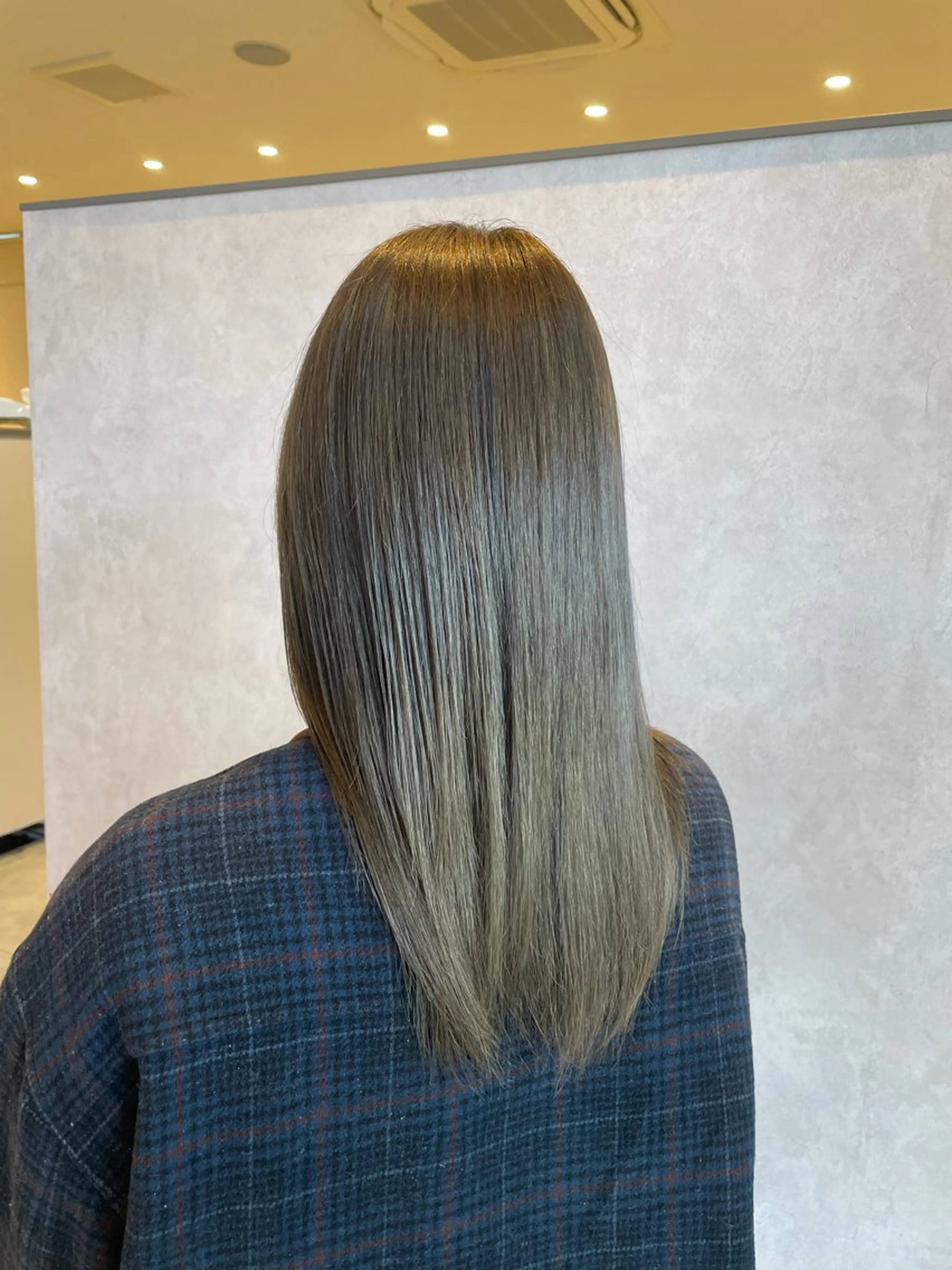 カラー ブリーチ グレージュ オリーブグレージュ オリーブグレー 伊藤 未夢のヘアスタイル