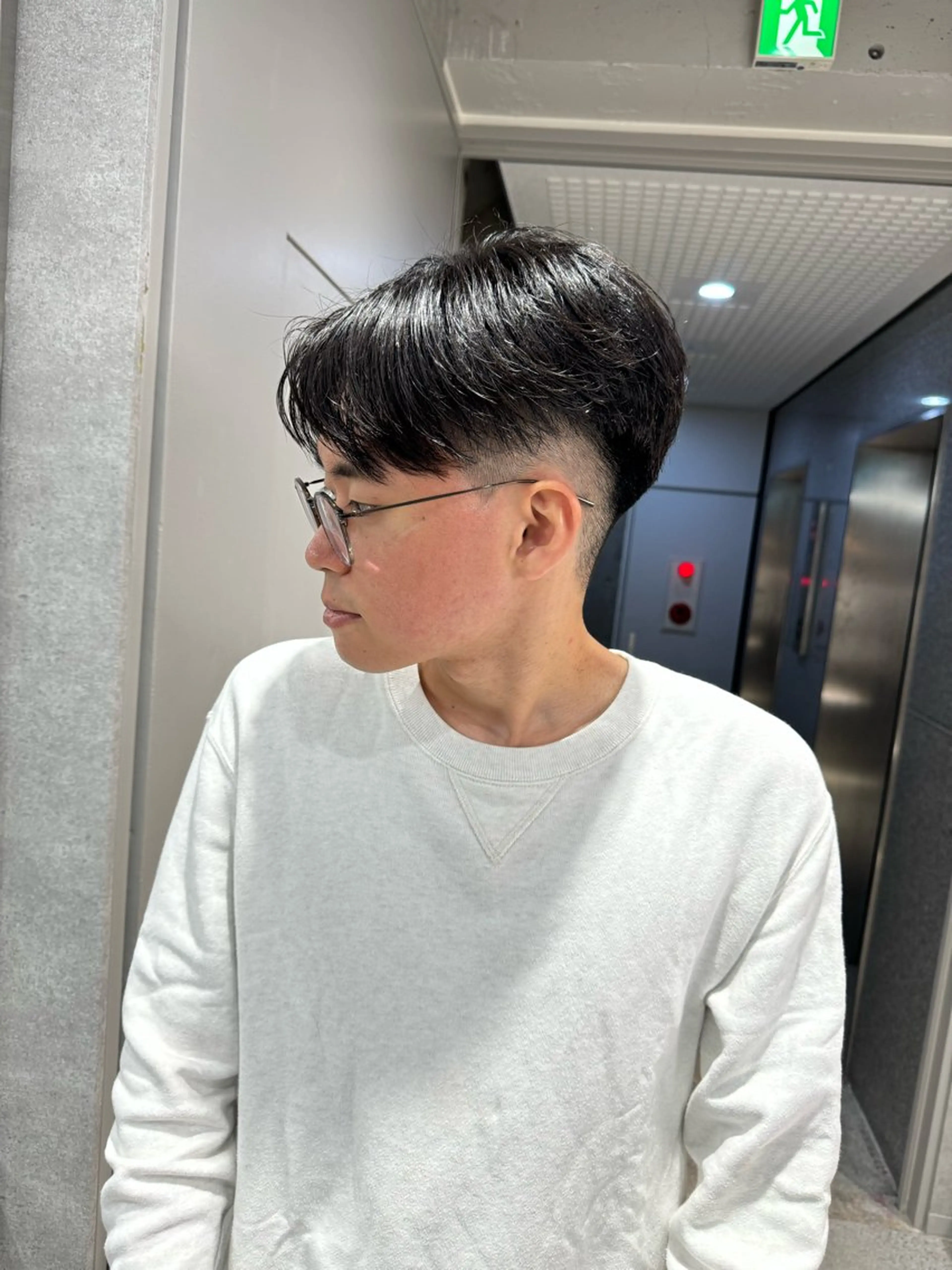 ショート カラー パーマ ヘアアレンジ メンズ メンズブリーチ センターパート フェザーパーマ メンズハイライト メンズハイトーン カット パーマ トリートメント ヘッドスパ ヘアセット スパイキー/フェザー /波巻き/かいとのヘアスタイル