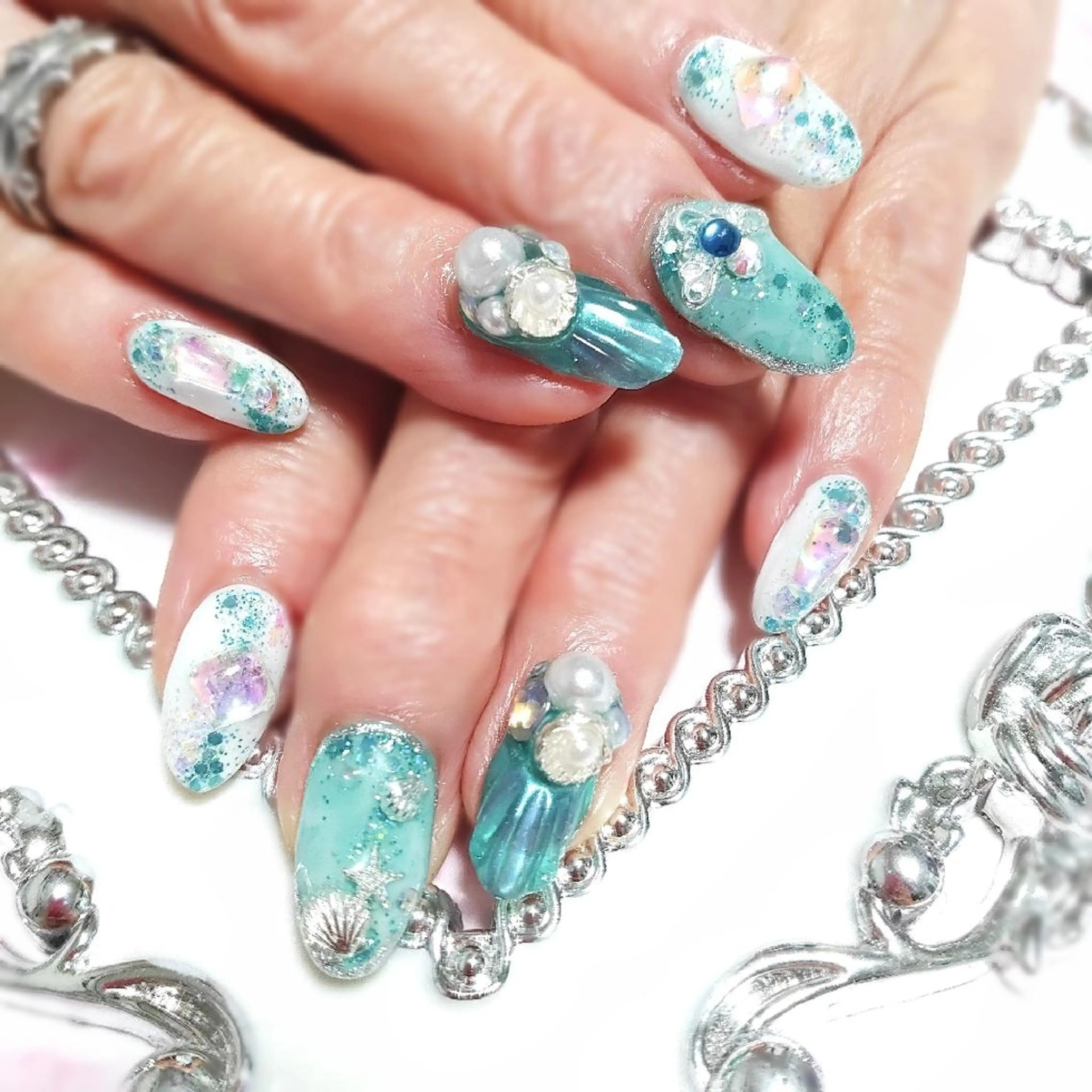 ネイル エステとネイル ローズコンフォートのネイルデザイン