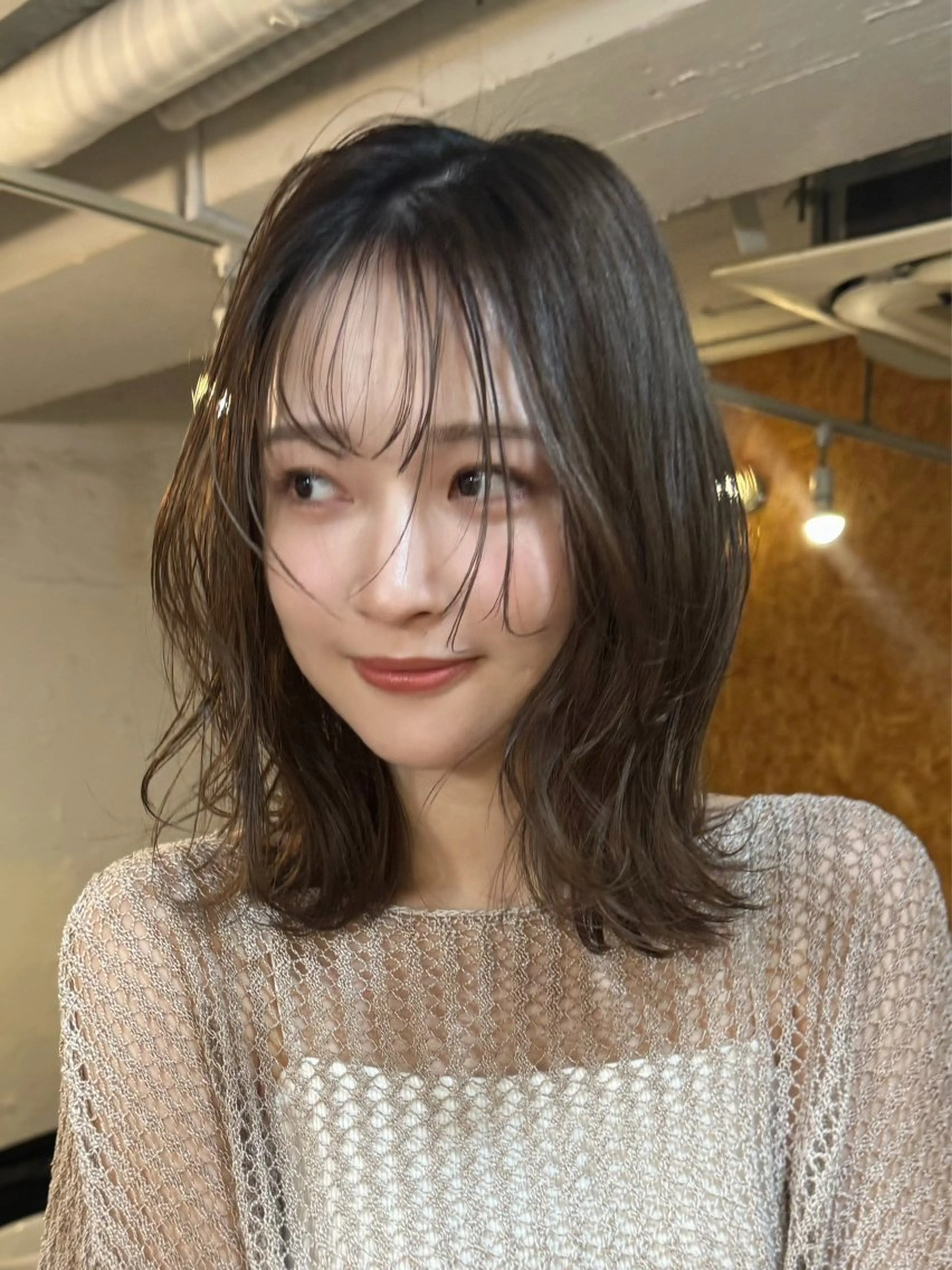 ミディアム カット ヘアカラー 顔まわりレイヤー 透明感カラー🩵🩵のヘアスタイル