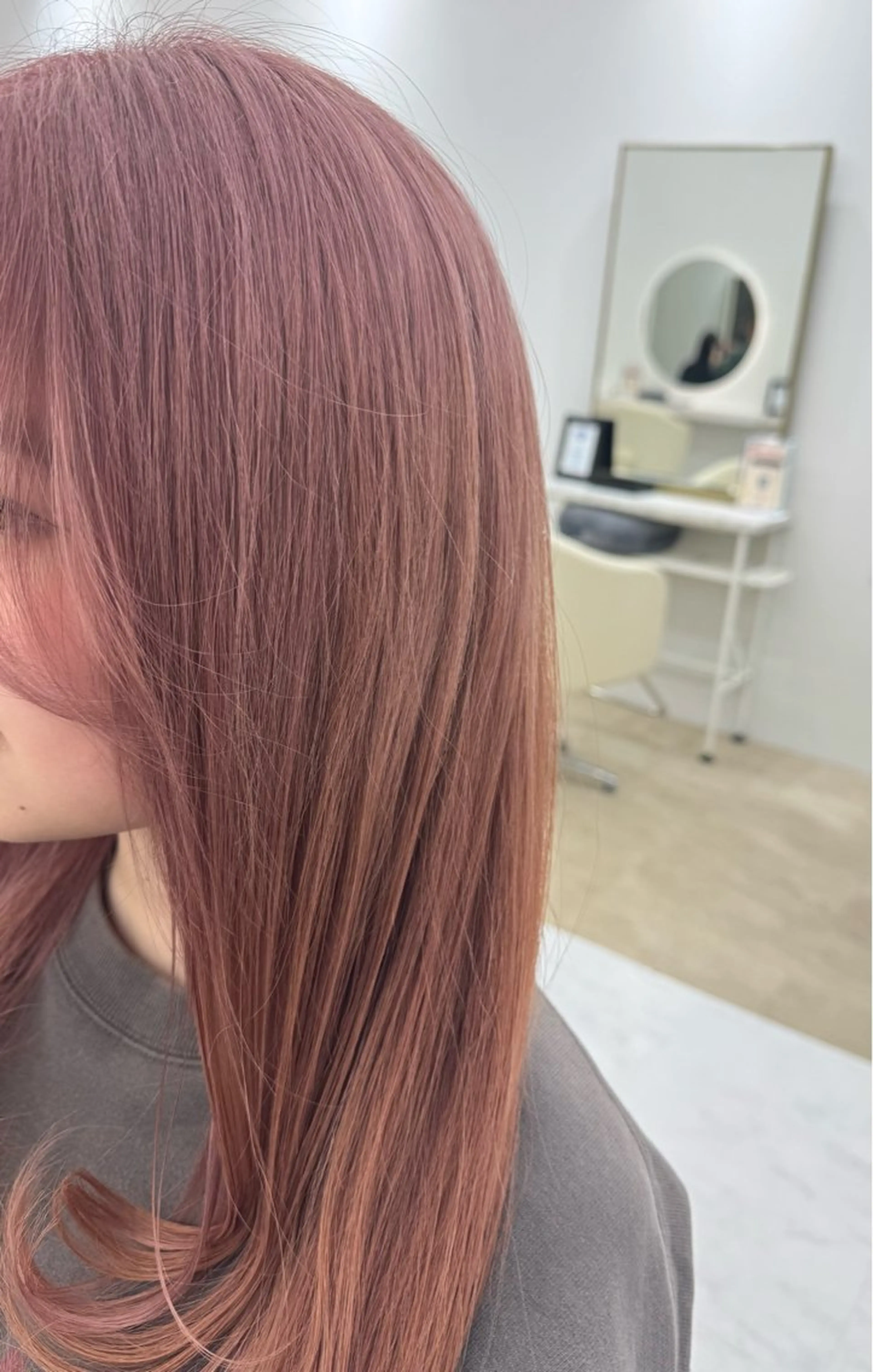 ロング カラー ベージュカラー ブリーチ ピンクカラー ピンクベージュ カット ヘアカラー トリートメント 三浦 菜桜のヘアスタイル
