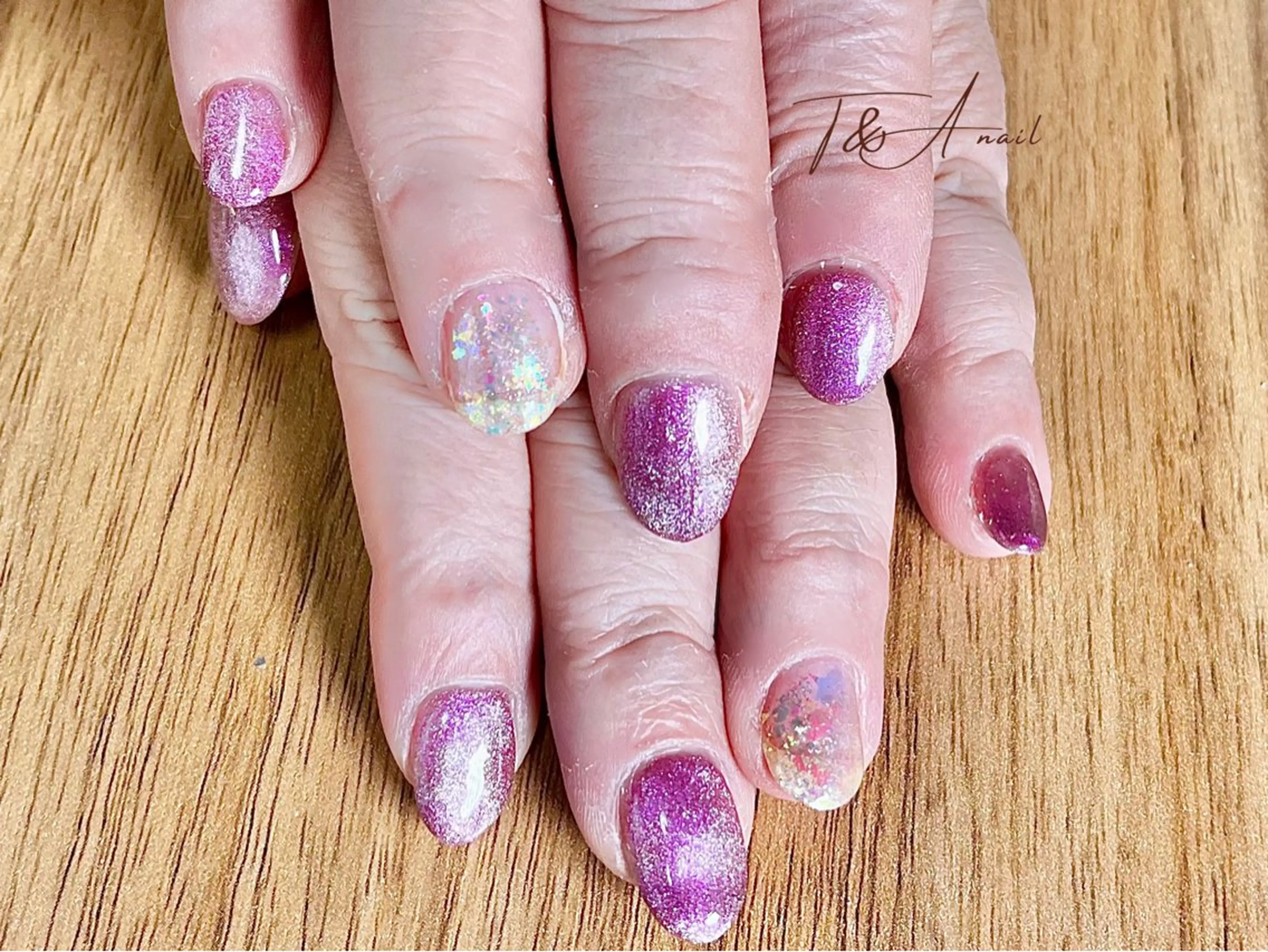 ネイル ジェルネイル キラキラネイル マグネットネイル ワンカラーネイル パープル ハンドネイル T&A nailのネイルデザイン