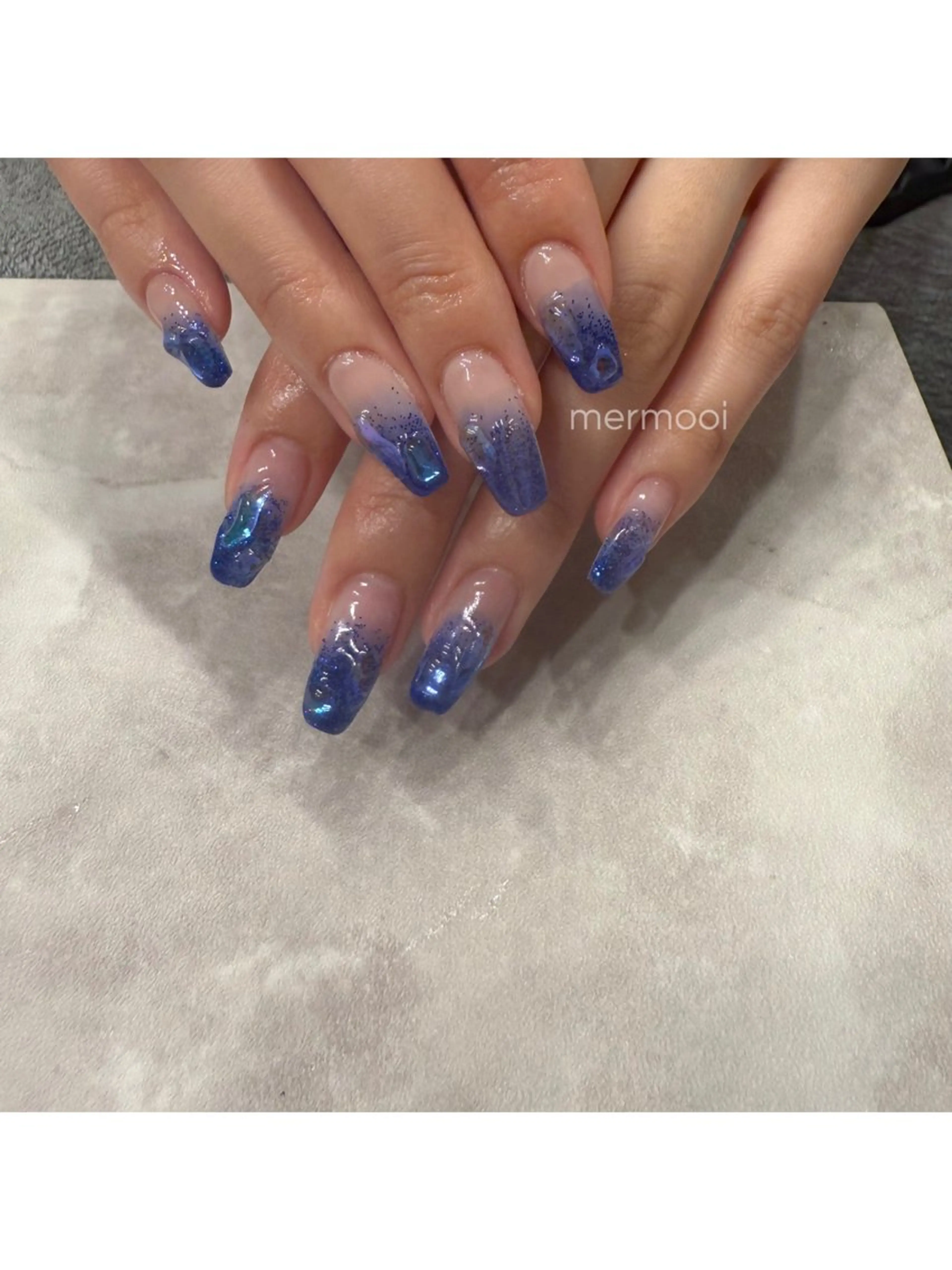 ネイル オーロラネイル ブルー キラキラネイル 韓国ネイル ラメ(グリッター) ハンドネイル melumooi nailのネイルデザイン