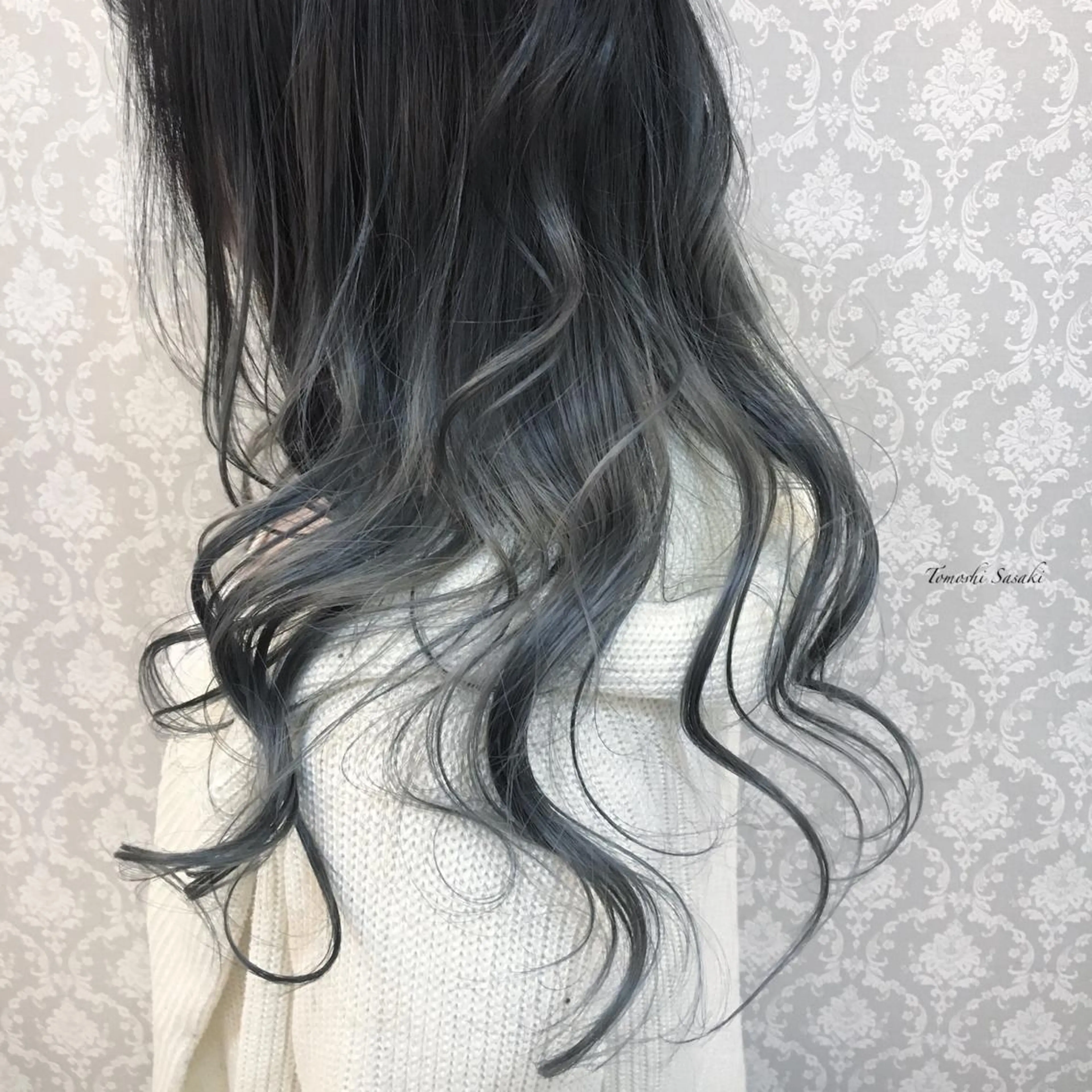 カラー ダークグレー グラデーションカラー ササキ トモシのヘアスタイル