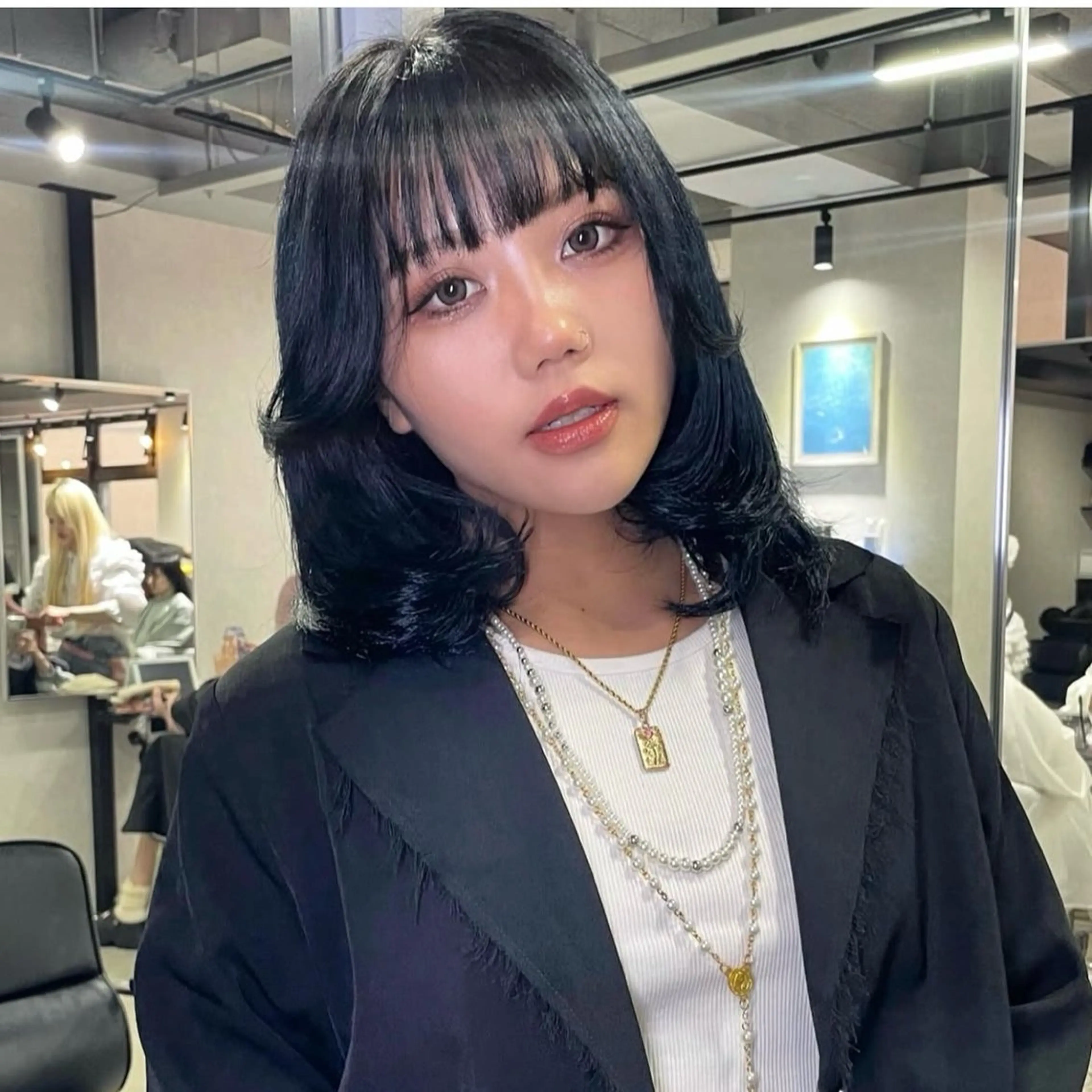 ミディアム カラー 黒髪 ブルーカラー ブルーブラック 顔まわりレイヤー 伸ばしかけ カット ヘアカラー レイヤー /髪質改善/ariのヘアスタイル