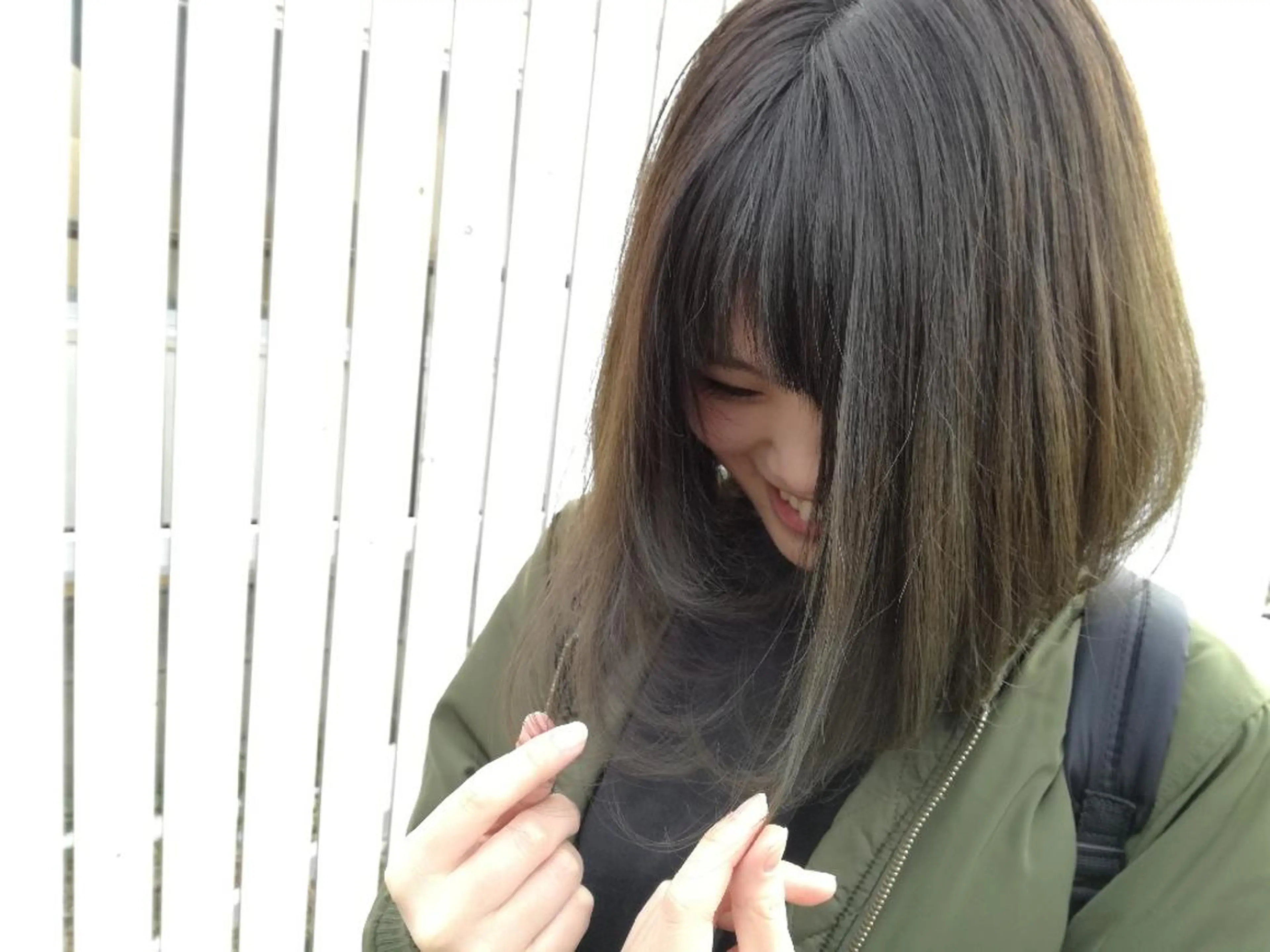 ミディアム アッシュ 佐藤 美咲のヘアスタイル