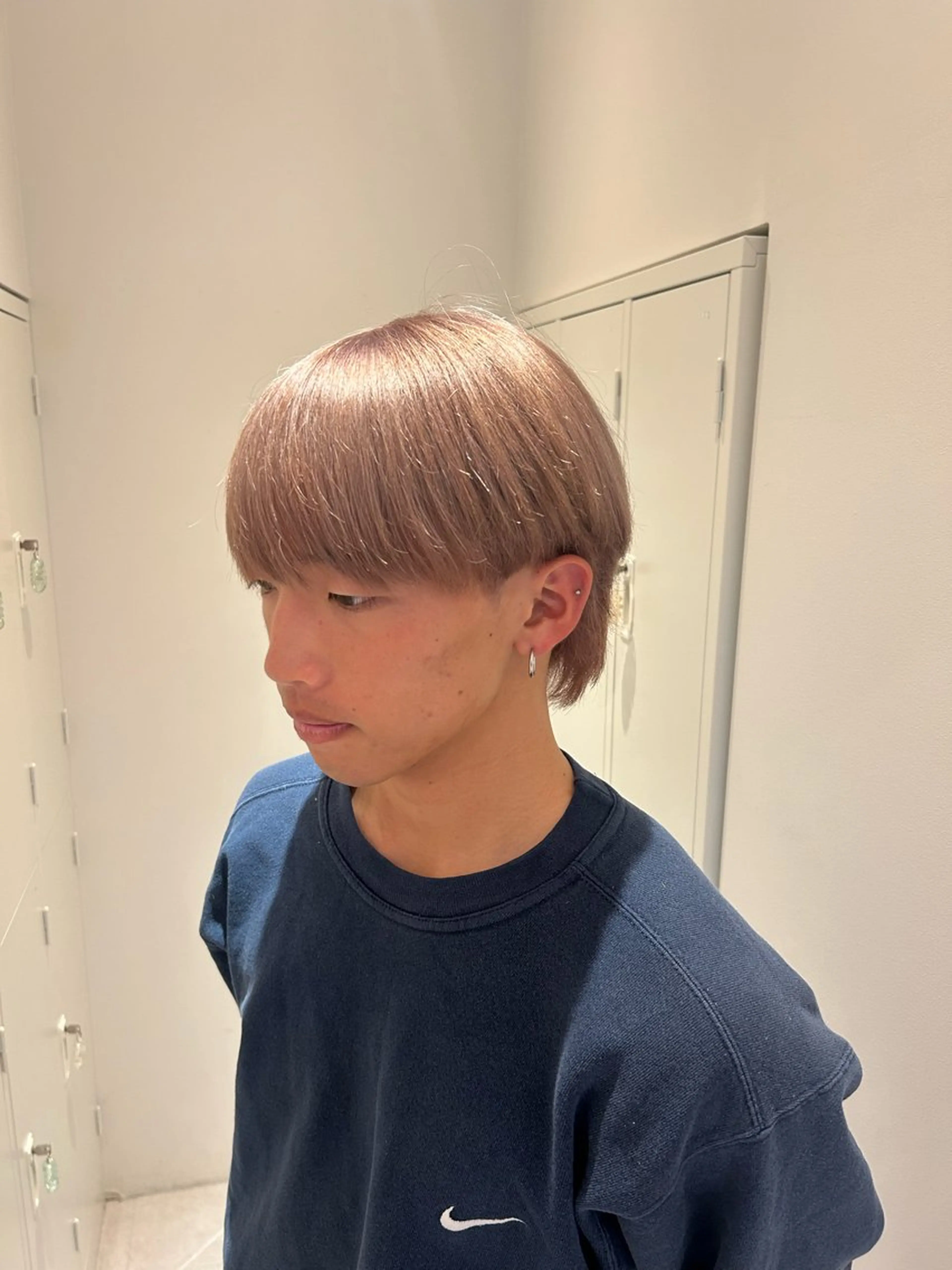 カラー メンズ ベージュカラー ミルクティーベージュ カット ヘアカラー トリートメント 有働由良／ハイトーン ／韓国メンズヘアのヘアスタイル