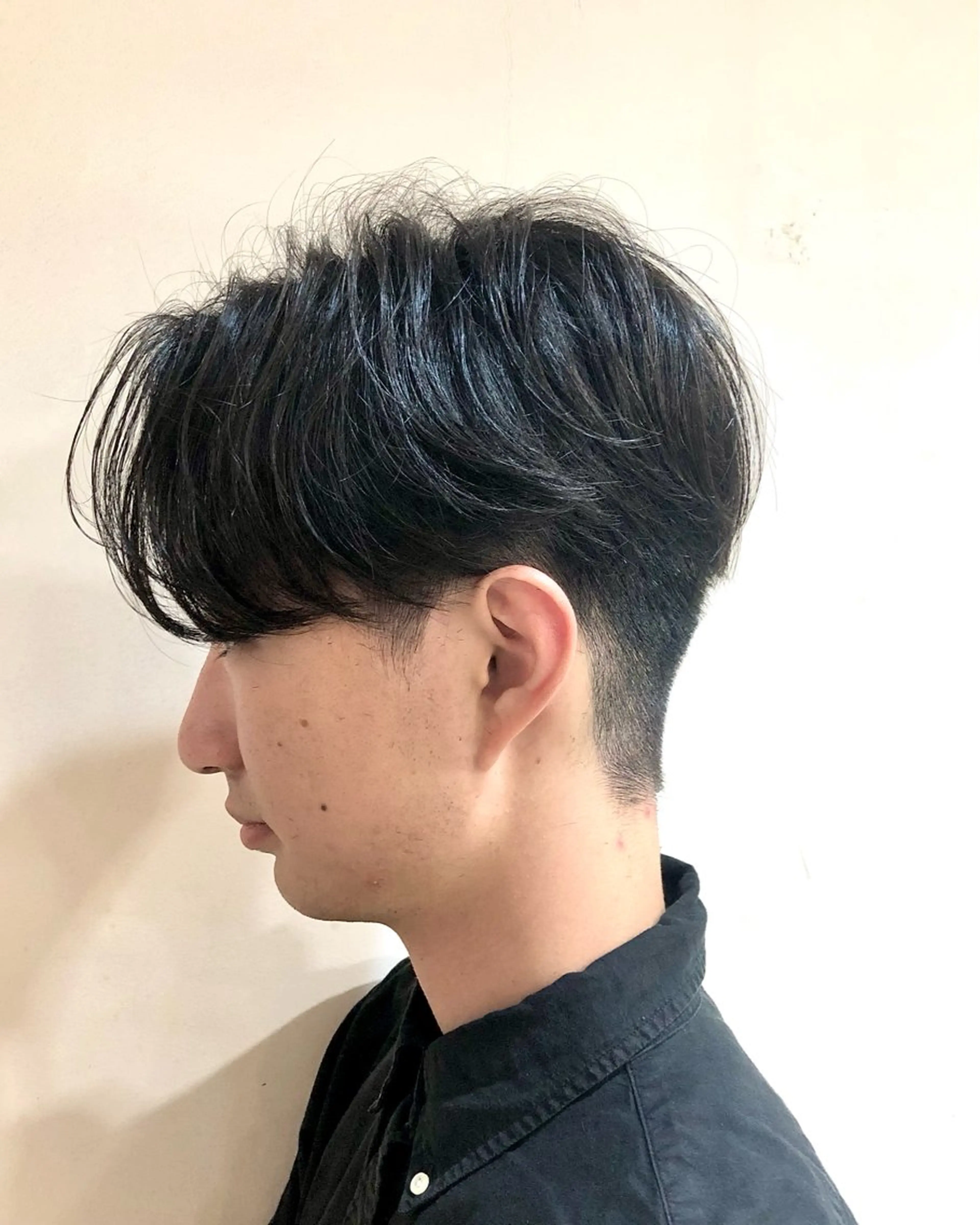 パーマ メンズ センターパート メンズパーマ ニュアンスパーマ カット パーマ ショート、韓国メンズ ヘアのかつらぎのヘアスタイル