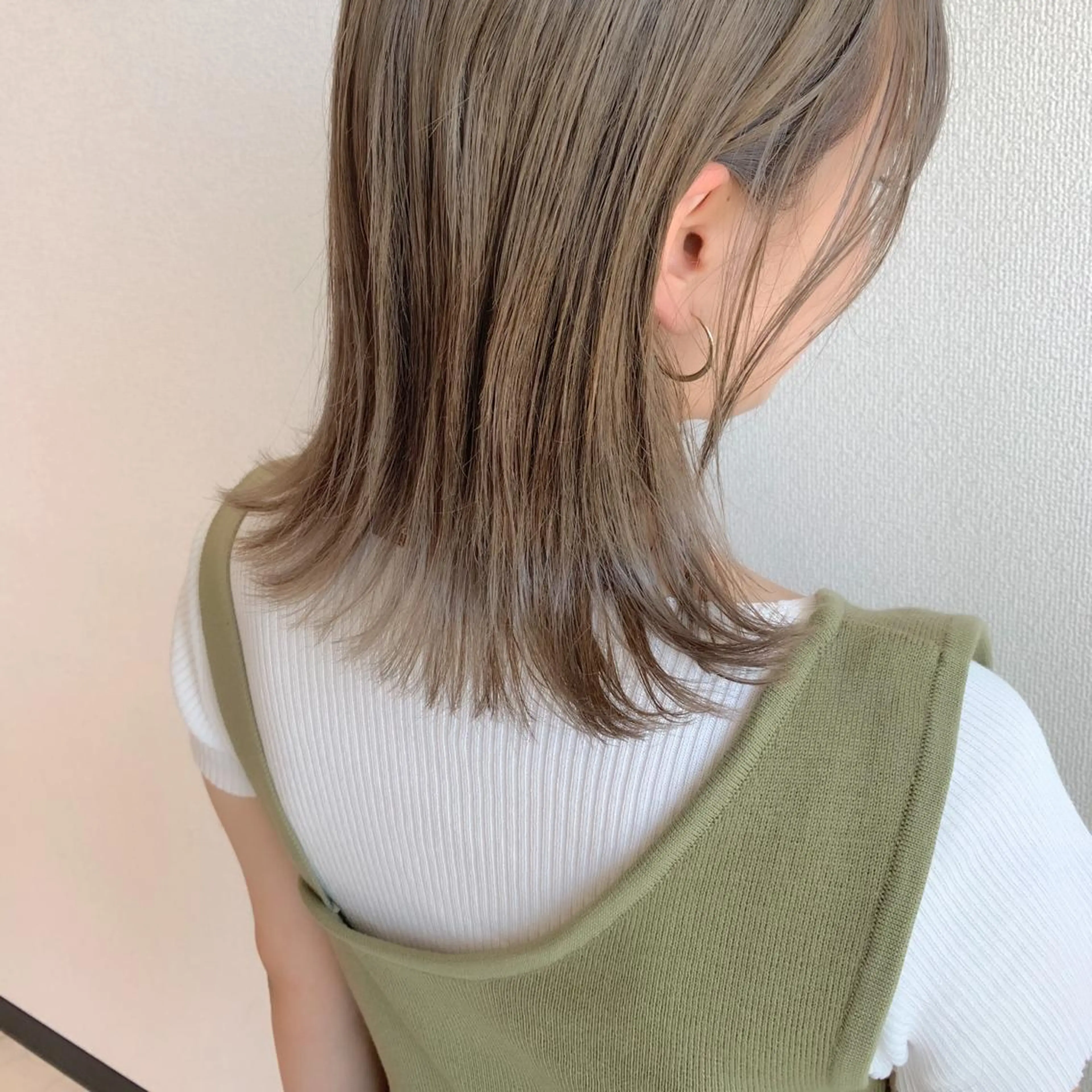 ミディアム カラー 藤井 貴美子のヘアスタイル