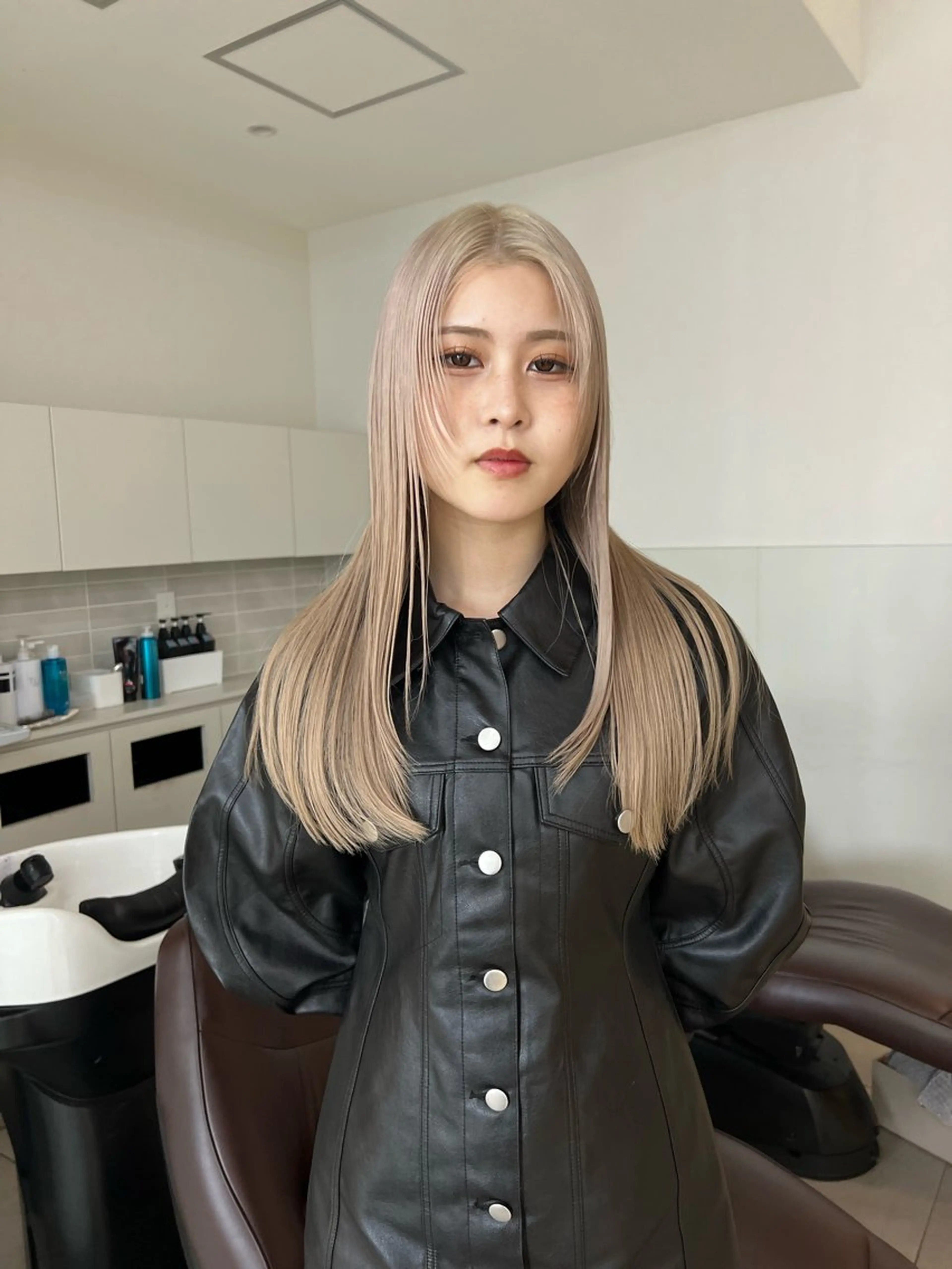 ミディアム カラー アッシュ アッシュブラウン ブリーチ ブラウンカラー ケアブリーチ ヘアカラー トリートメント ヘアセット レイヤー専門家 ダブルカラー修のヘアスタイル