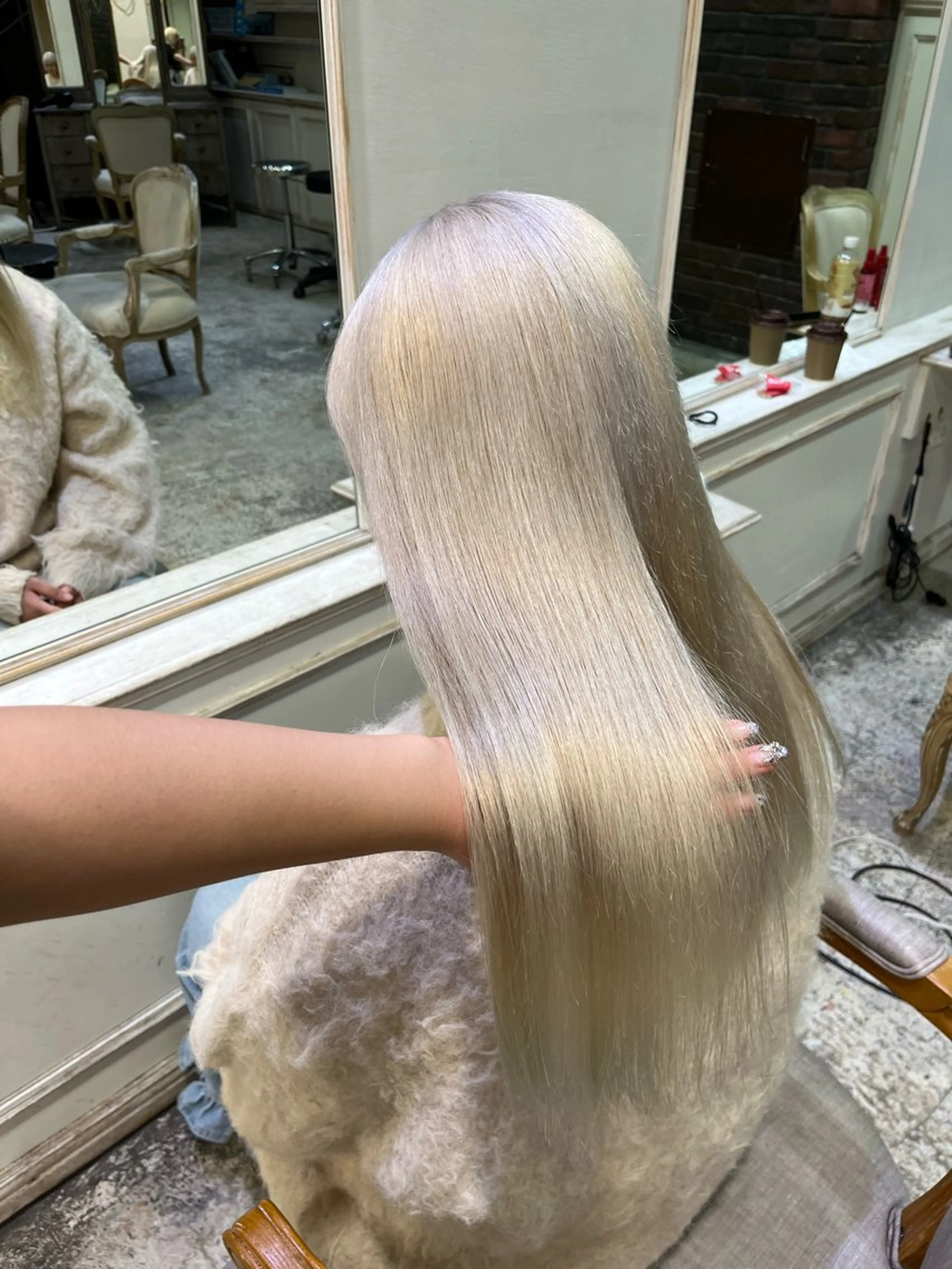 ロング カラー ベージュカラー ブリーチ 透明感カラー ハイトーンカラー ホワイトベージュ ヘアカラー トリートメント 🧃Kawakami kotomi🧃のヘアスタイル