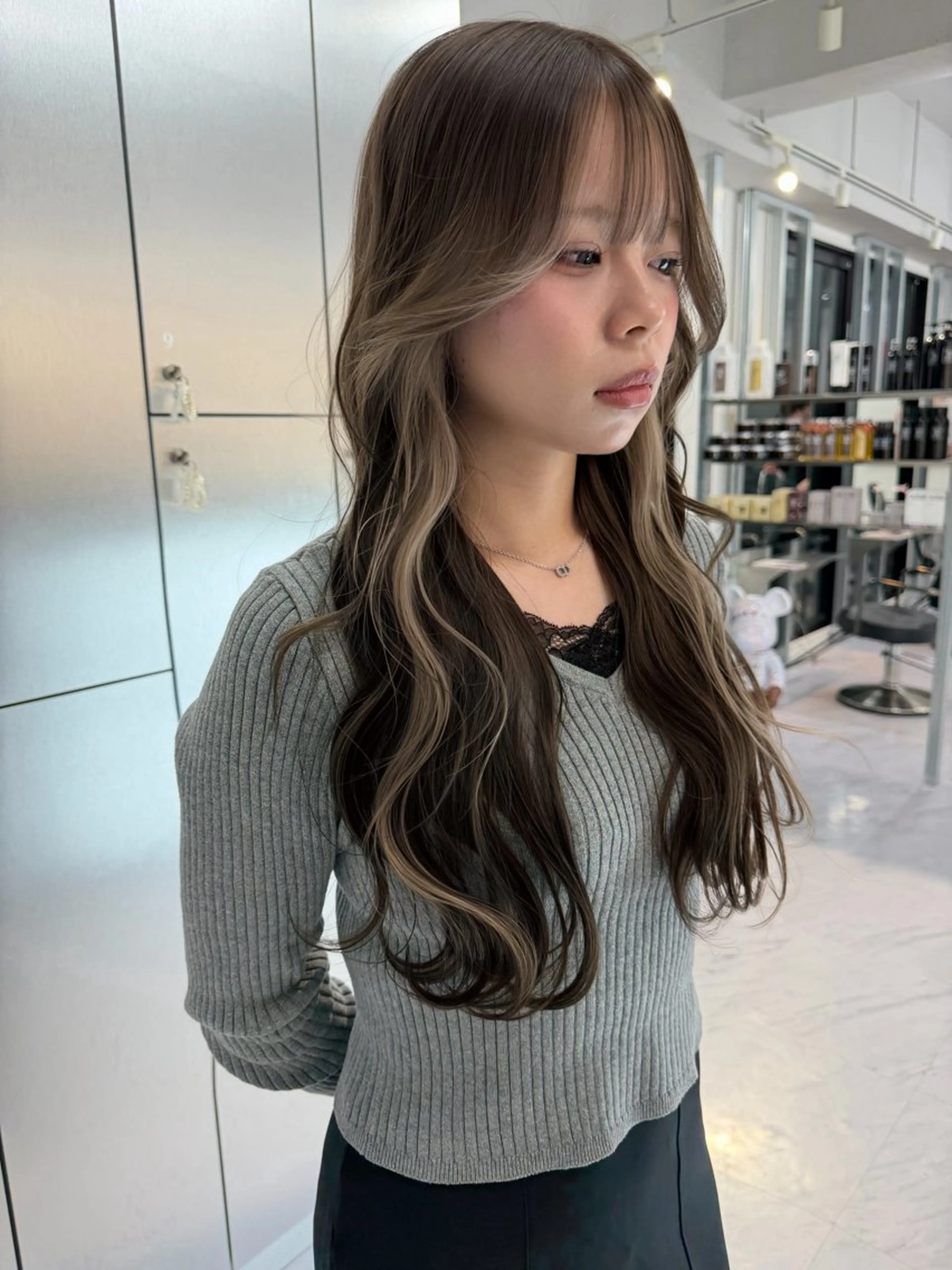 ロング カラー ヘアアレンジ ミストバング ベージュカラー ブリーチ ケアブリーチ デザインカラー カット ヘアカラー トリートメント TATSUブリーチ/ ミルクティーベージュのヘアスタイル