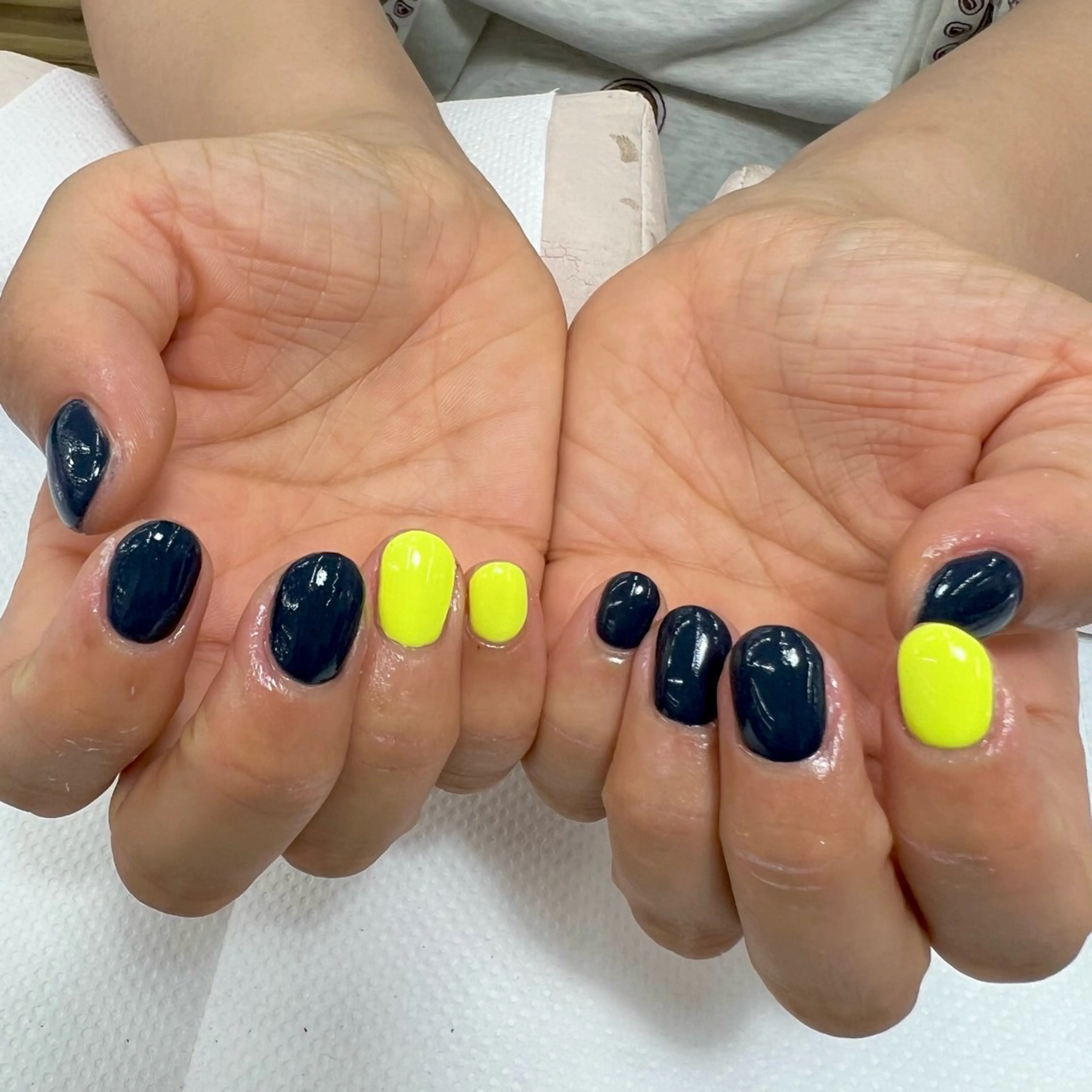 ネイル ネイビー ワンカラーネイル 黄色 【MAXKELLY】 KOBIKI🐾のネイルデザイン