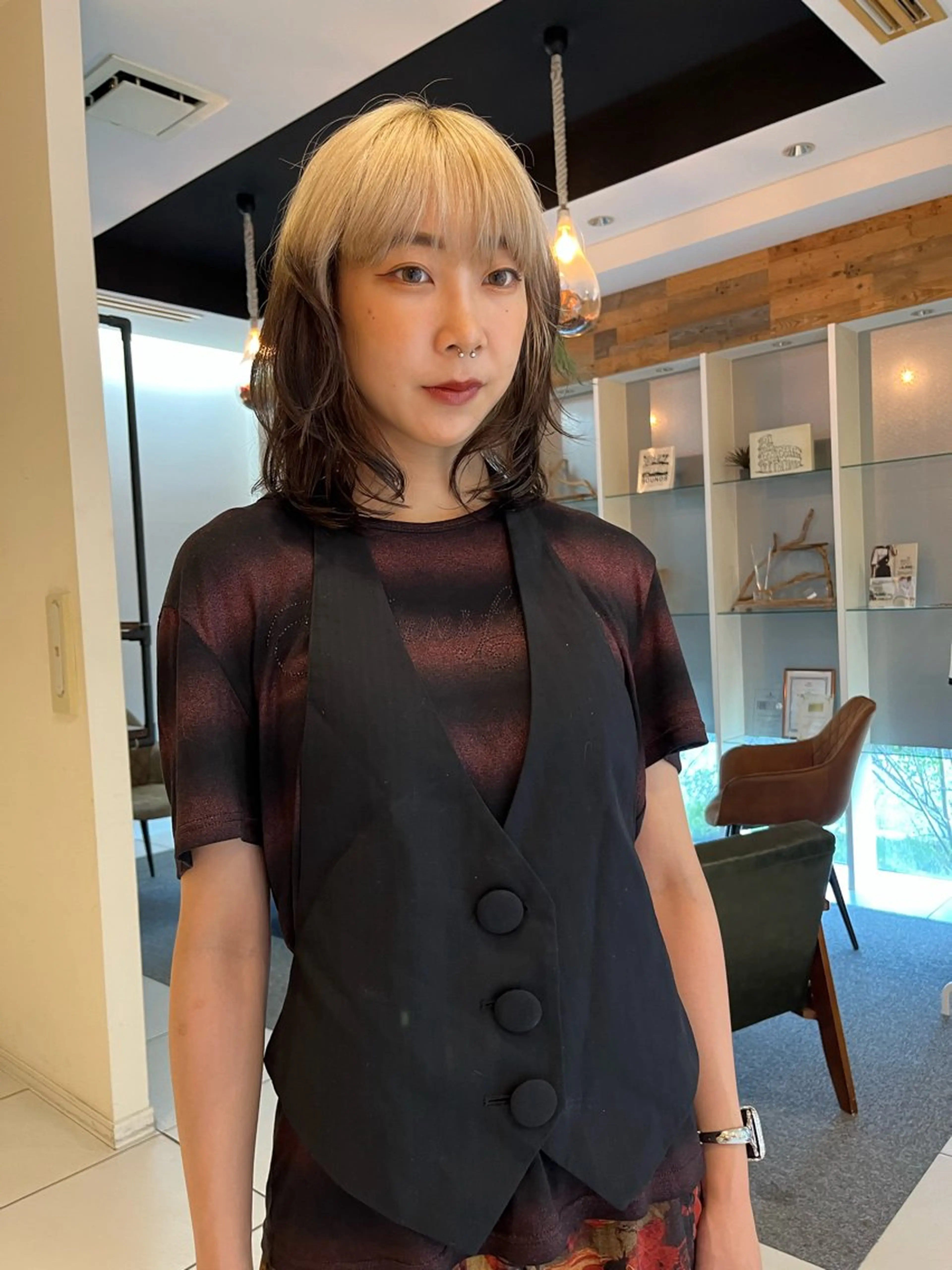 ミディアム ヨシカ/透明感カラー 酸性ストレートのヘアスタイル