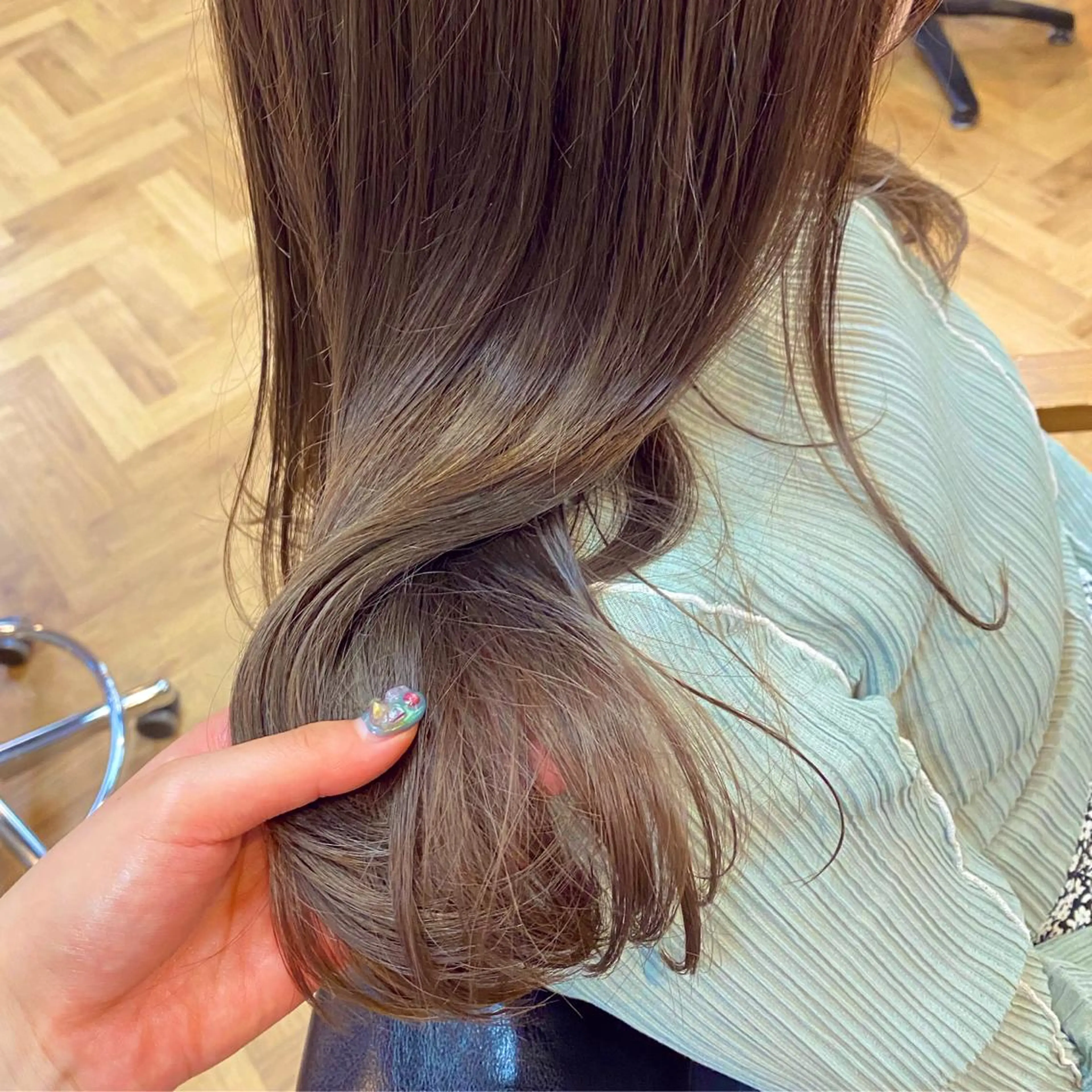 ロング ラベンダーベージュ 前川 朋香のヘアスタイル