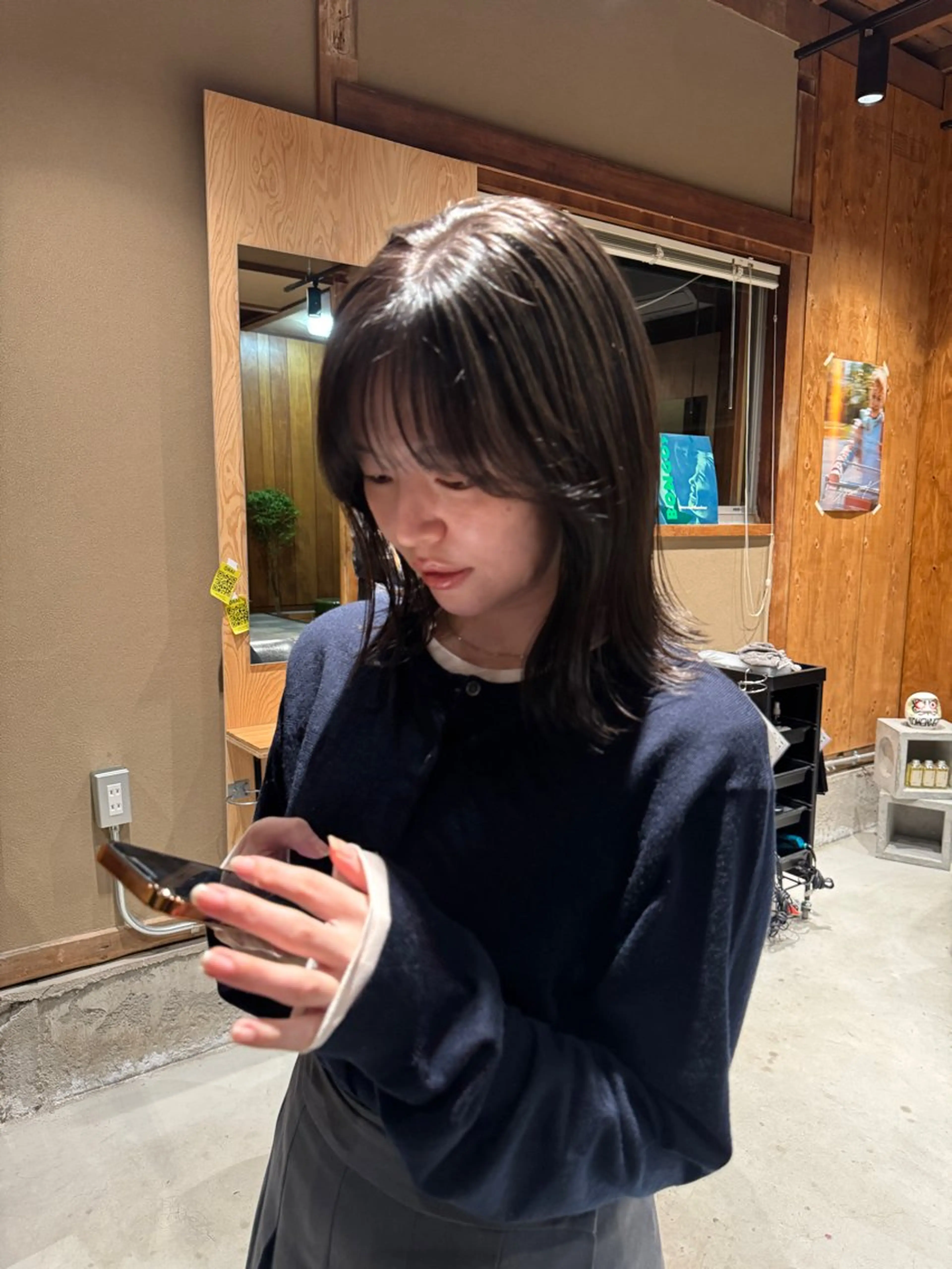 ミディアム アッシュ アッシュグレー アッシュグレージュ 似合わせカット / 地毛風ストレートのヘアスタイル