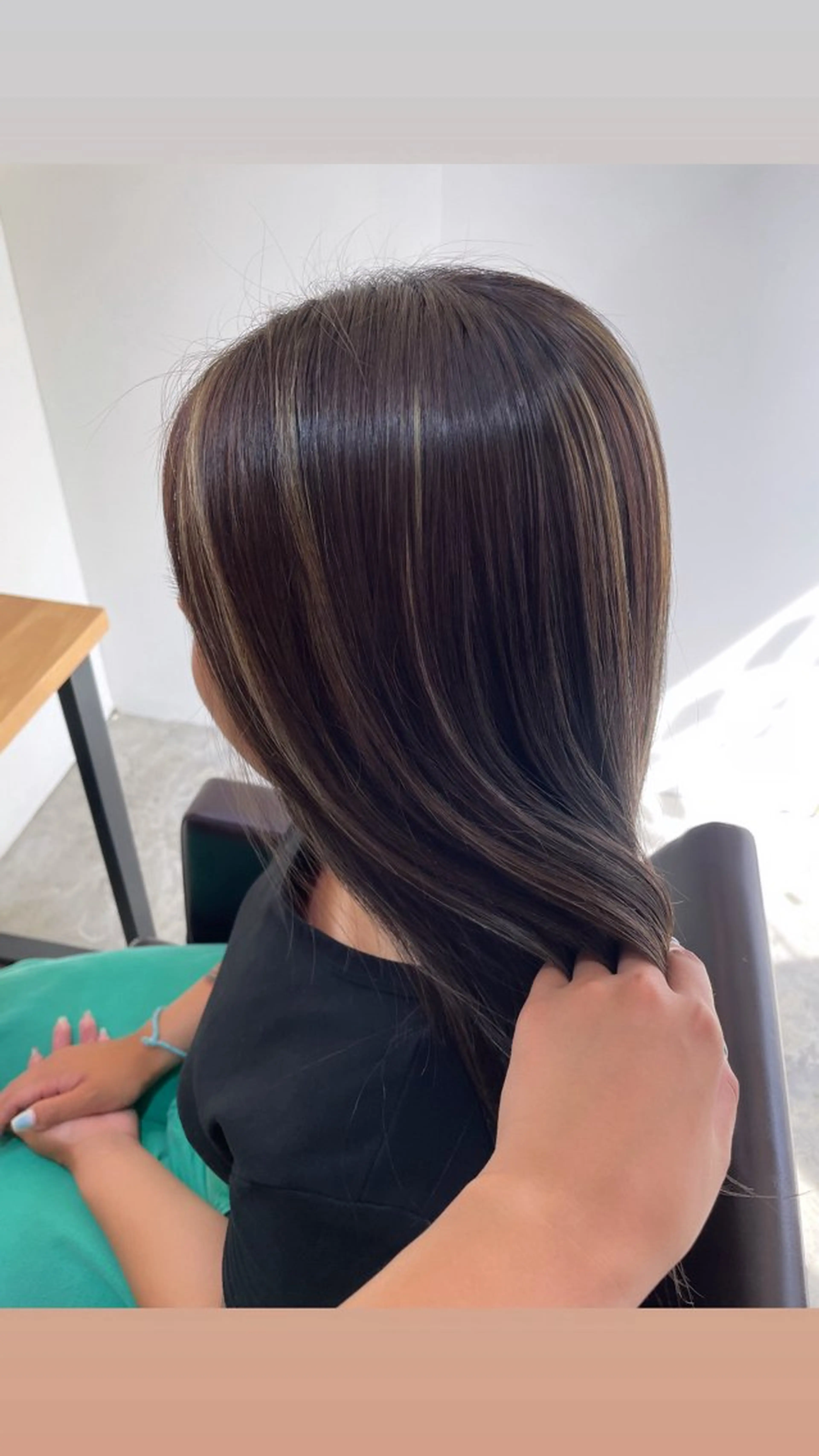 セミロング カラー ブリーチ ハイライトカラー ハイライト 艶カラー｜透明感 カラー｜レイヤーのヘアスタイル